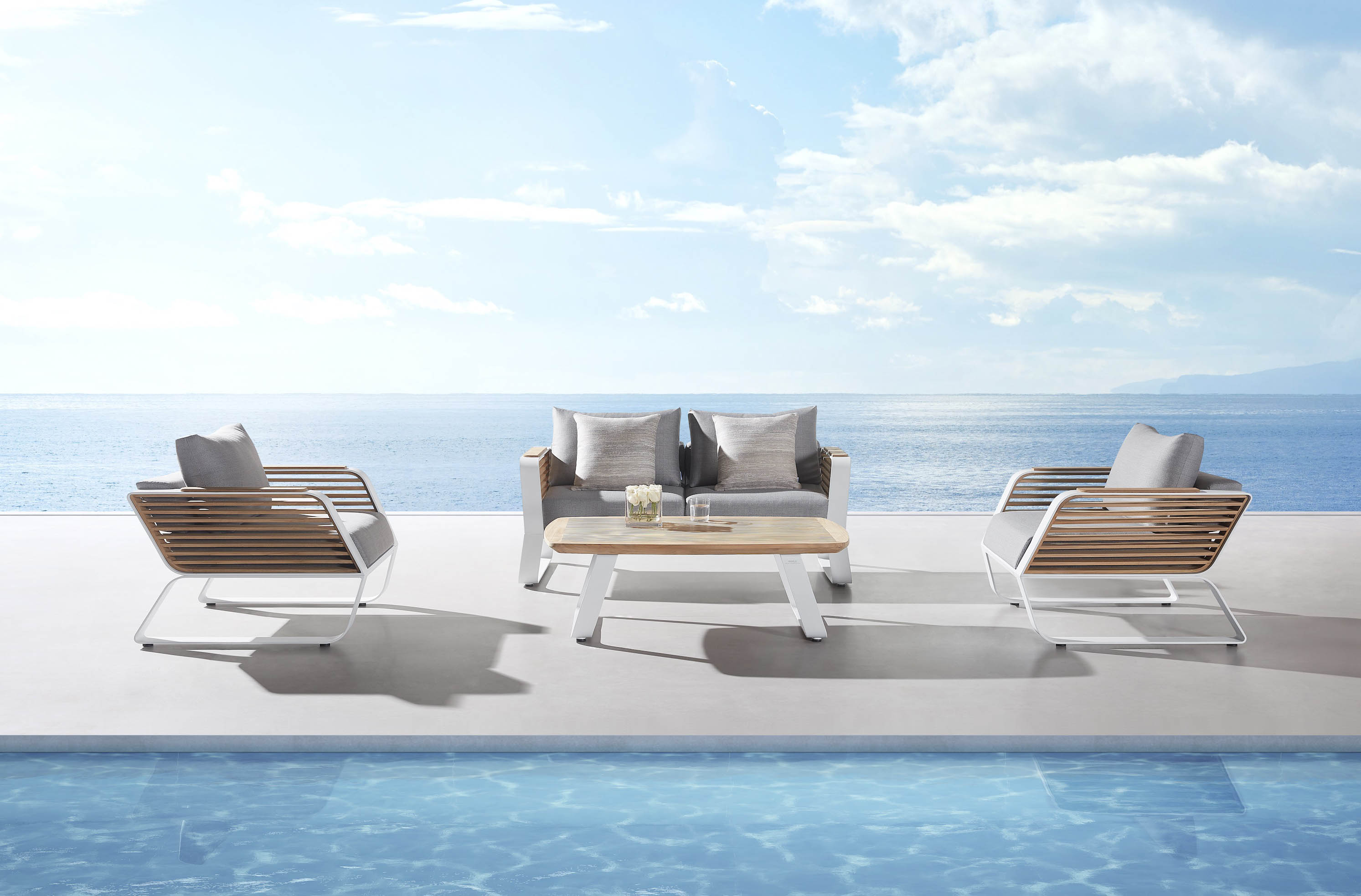 Salon de jardin haut de gamme en aluminium léger et teck FSC, design Pininfarina aux lignes architecturales épurées.
