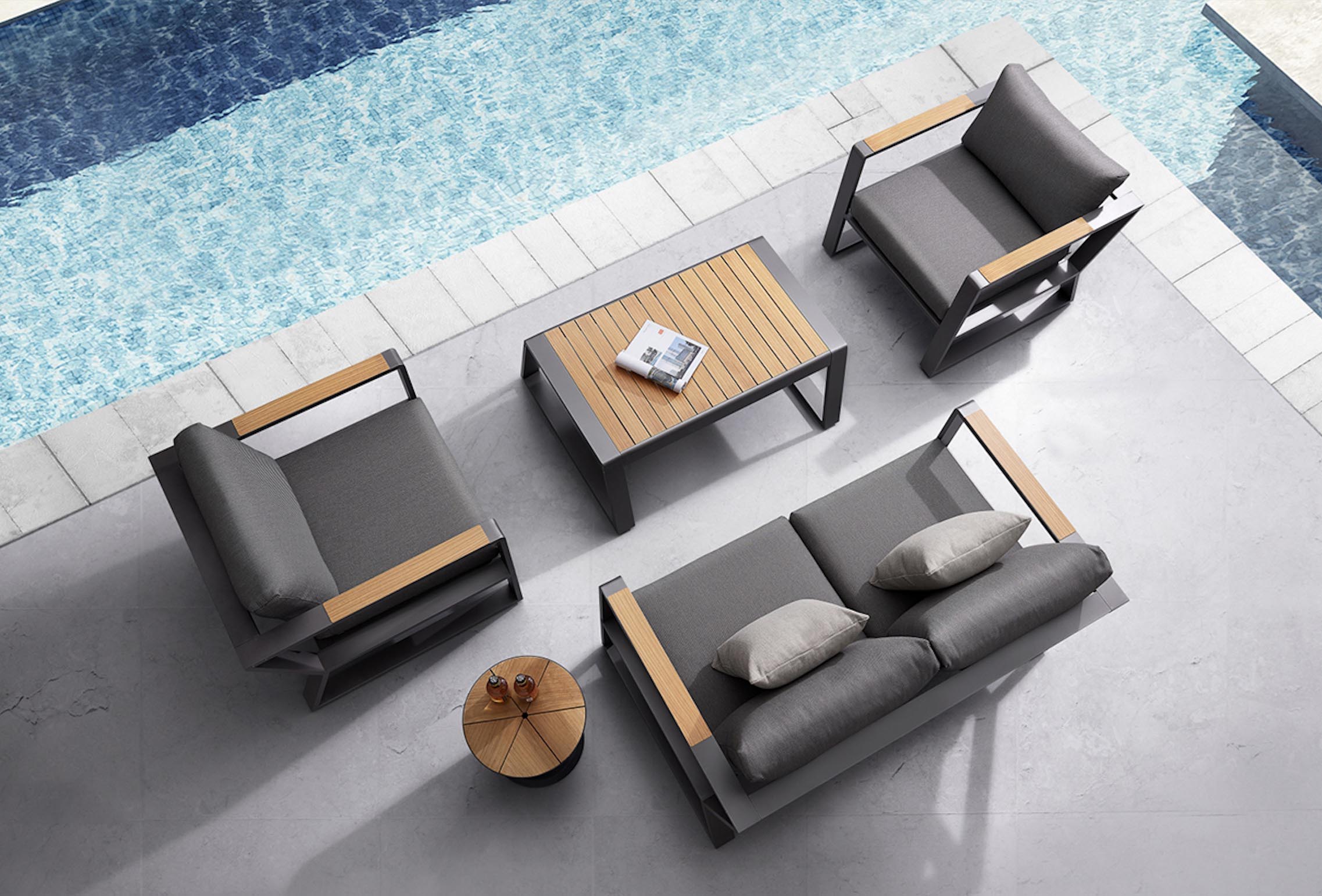 Salon de jardin design innovant en aluminium haut de gamme noir avec accoudoirs en teck FSC et plateau en teck FSC, coussins.