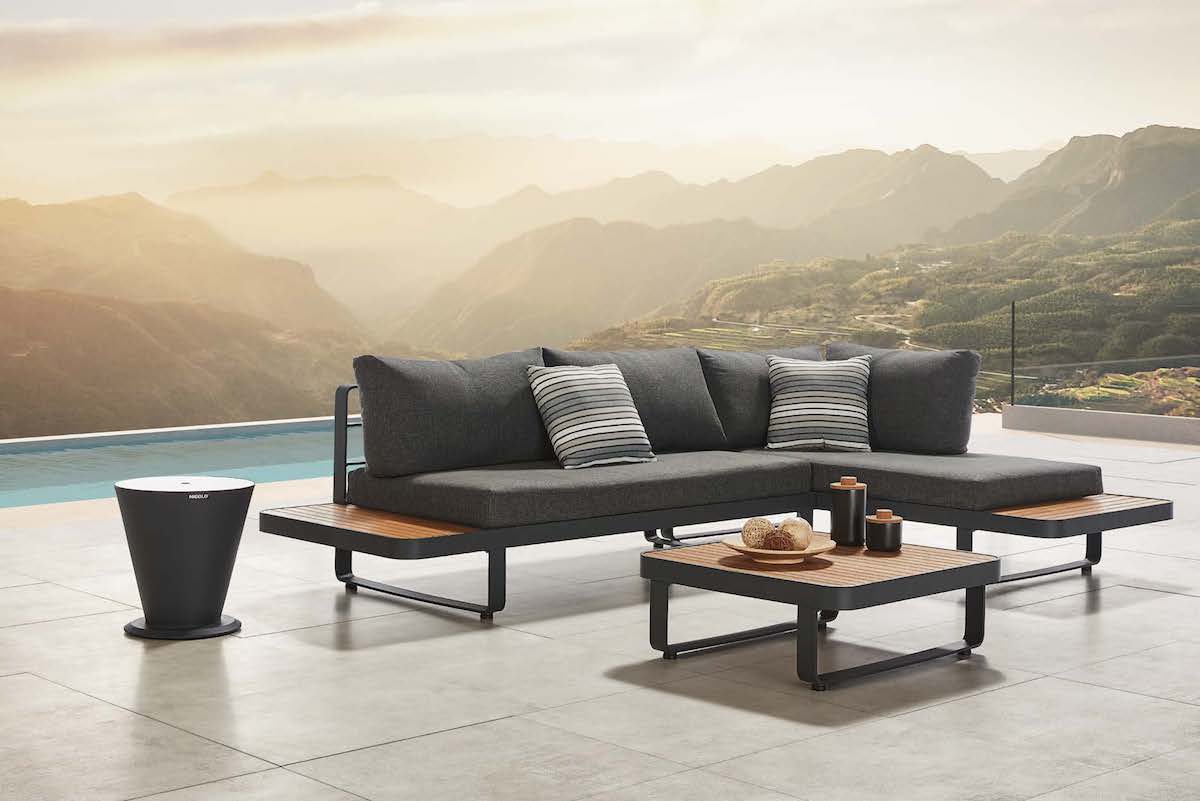 Salon de jardin d'angle en aluminium haut de gamme avec peinture époxy noire, coussins gris foncé, plateau en teck FSC.