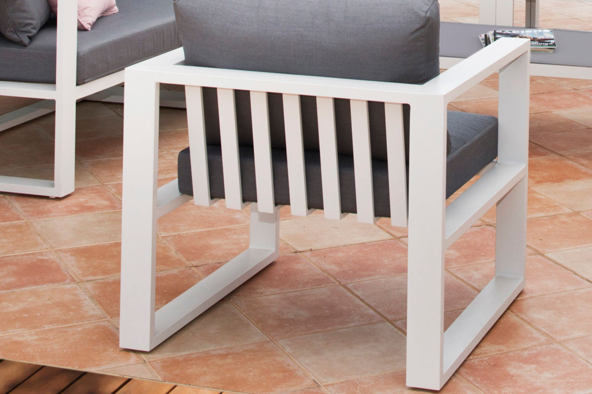 Canapé modulable en aluminium blanc haut de gamme avec coussins gris, design épuré et durable pour jardin extérieur luxe. 