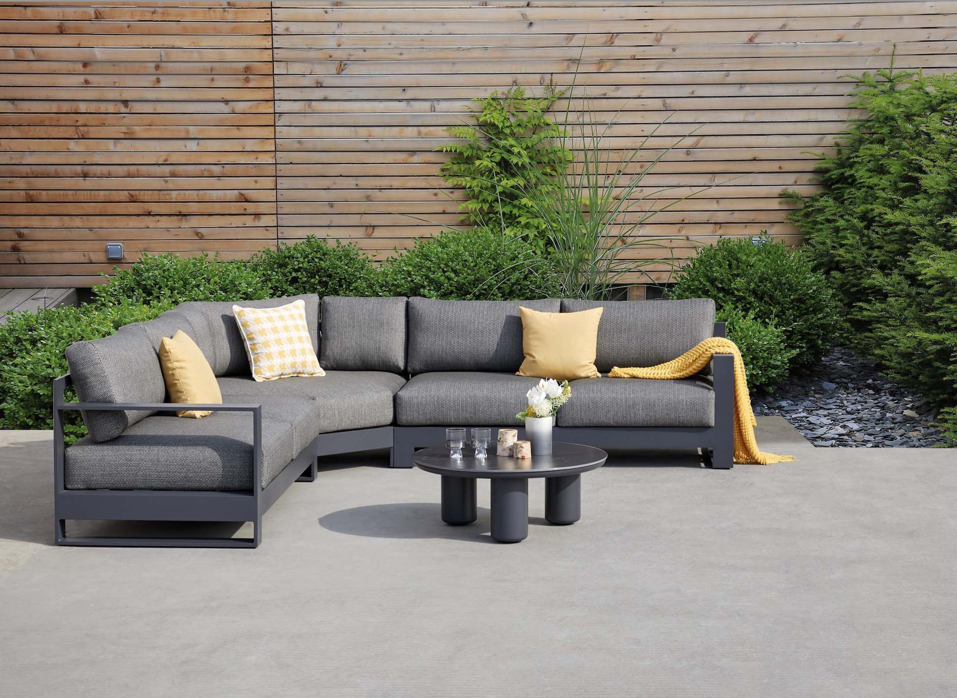 Salon de jardin modulable en aluminium haut de gamme noir, tissu oléfine Sunproof gris, design luxe méditerranéen, coussins.