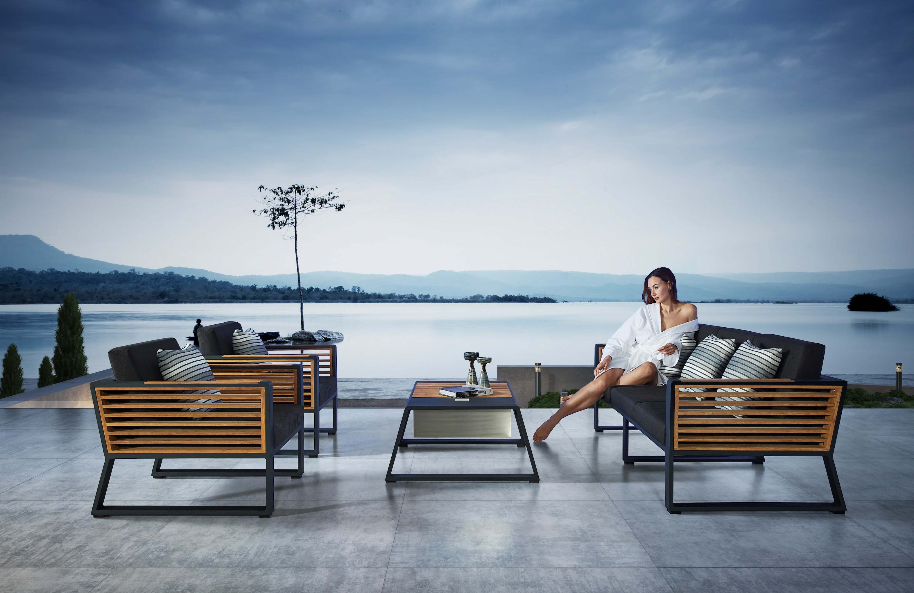 Salon de jardin luxe en aluminium gris et Teck FSC, coussins déhoussables en tissu 100% Oléfine déperlant, design élégant.