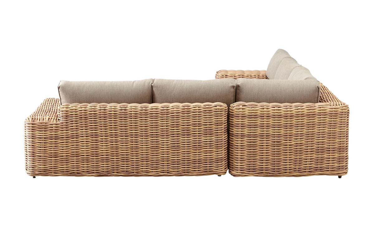 Salon de jardin design en résine tressée ronde couleur naturelle, structure cosy et rustique, coussins en tissu 100% oléfine. 