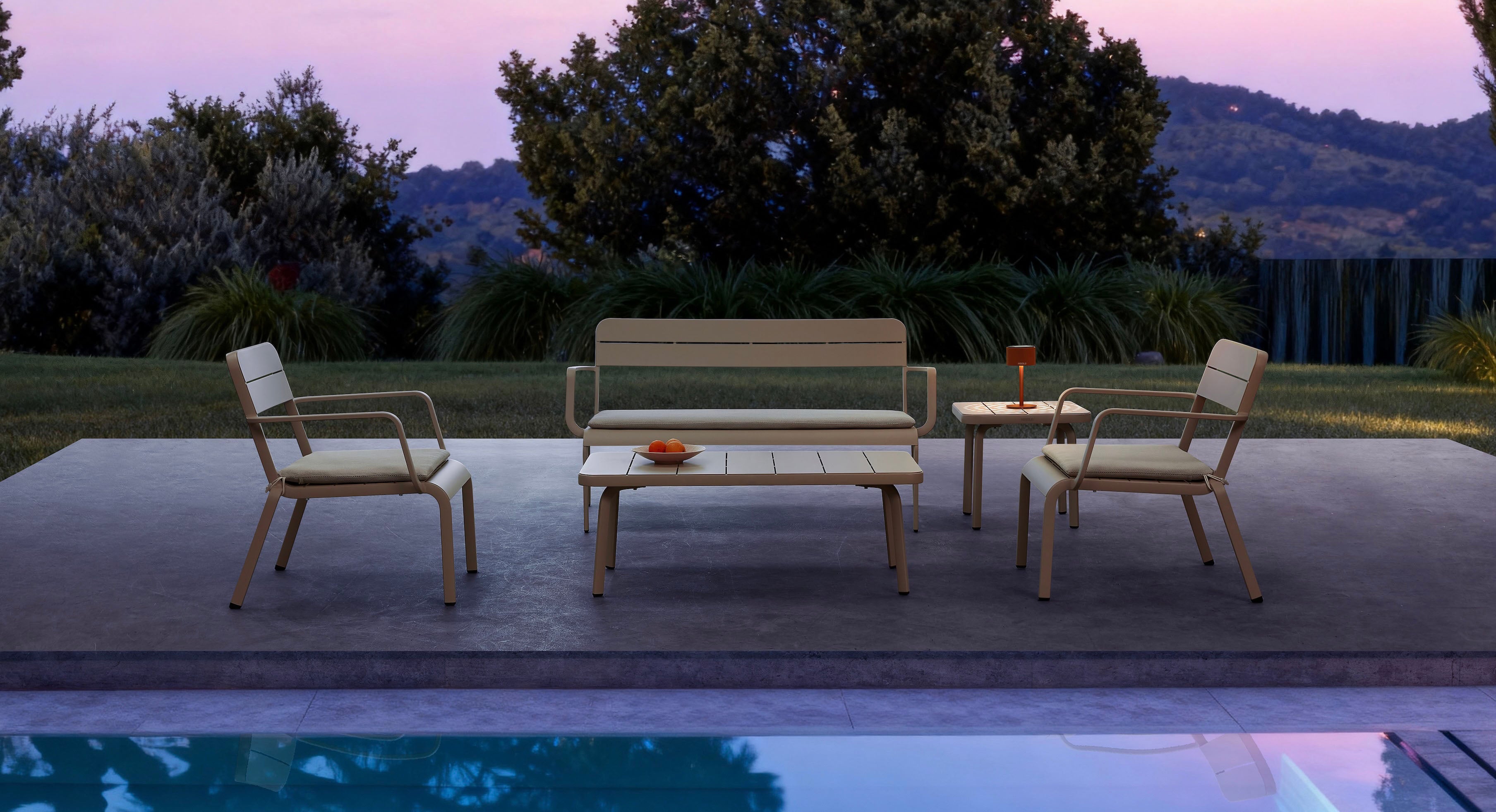 Canapé de jardin en aluminium haut de gamme beige avec peinture epoxy, design innovant, quatre places, fauteuils empilables.