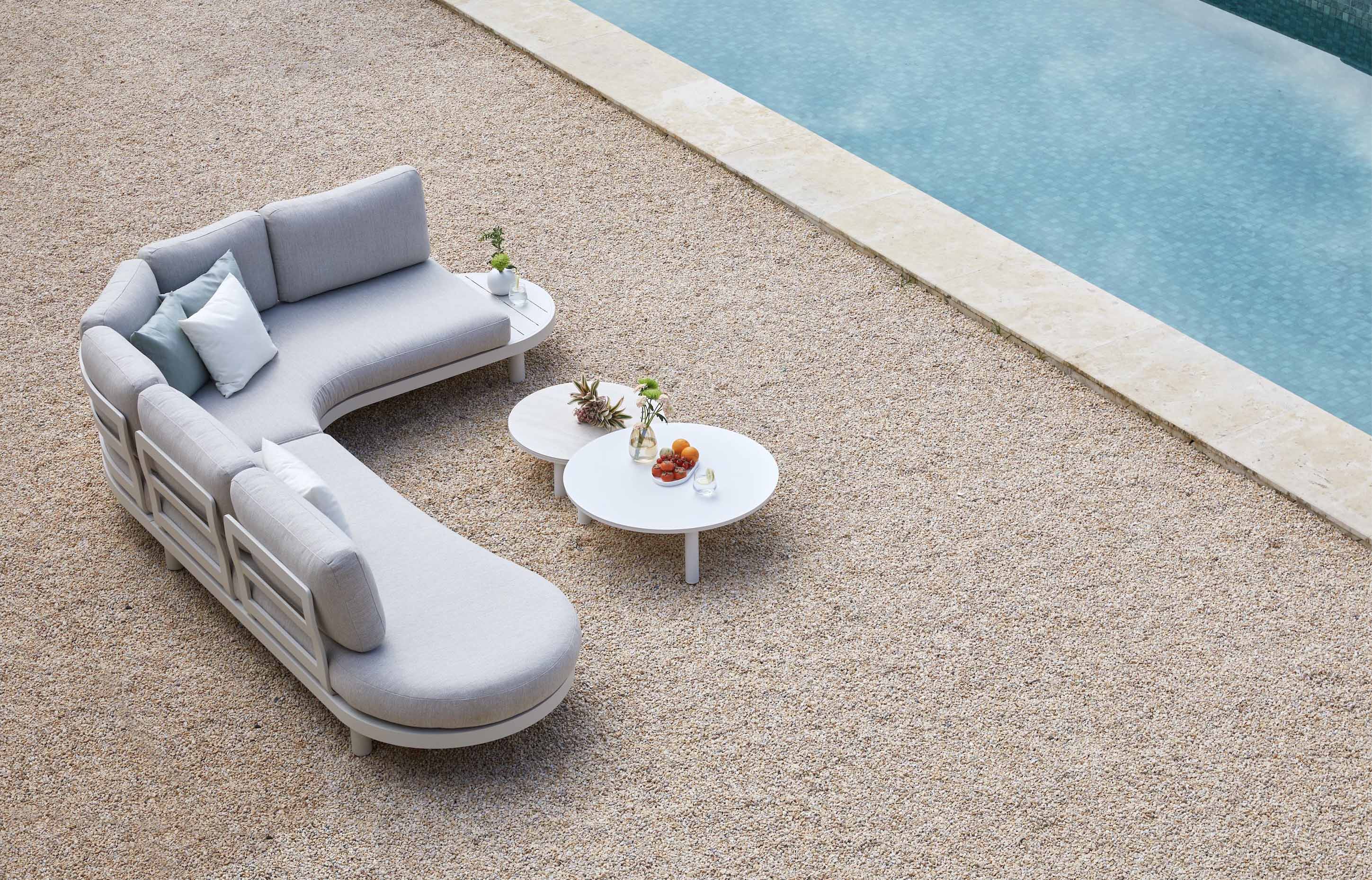 Salon de jardin d’angle en aluminium haut de gamme avec peinture époxy gris clair, courbes élégantes, coussins en tissu 100%. 