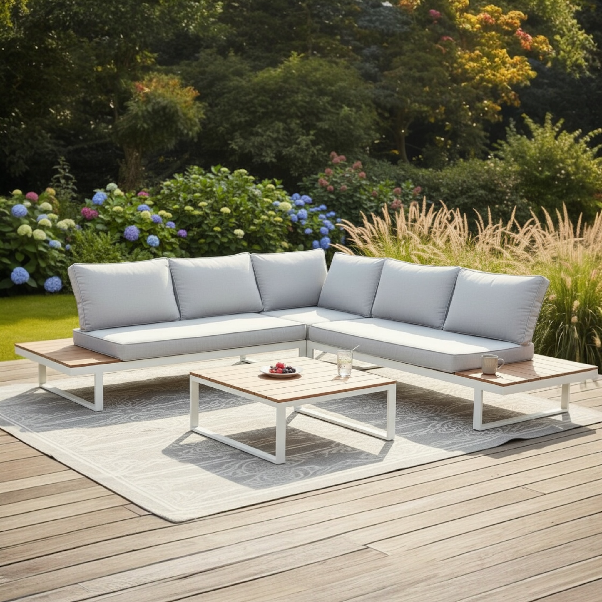 Salon de jardin en aluminium haut de gamme blanc avec coussins gris clair, design courbe et panneaux en composite imitation.