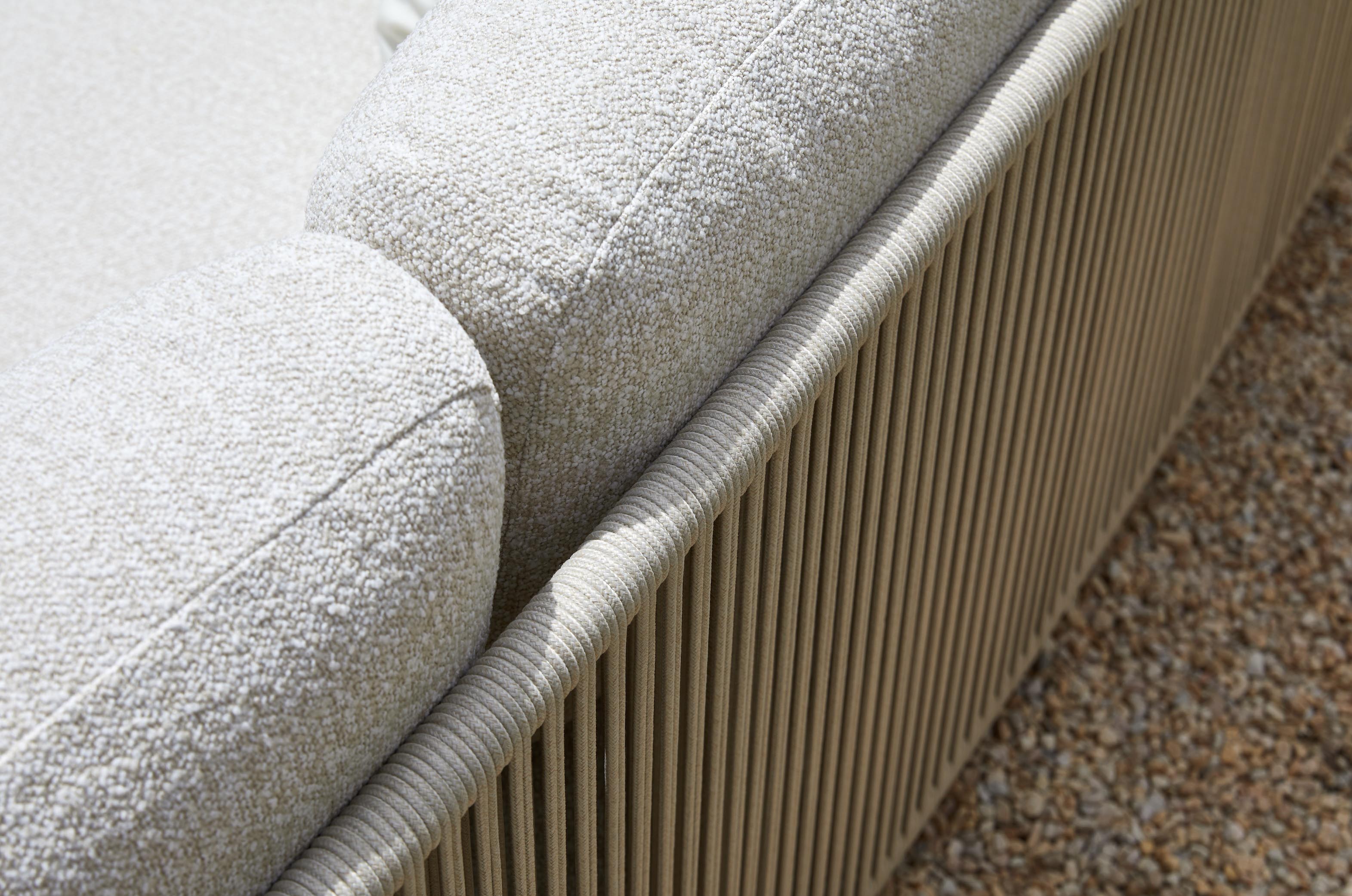 Détail salon de jardin luxe en aluminium design avec cordes beige entourant coussins en tissu 100% Oléfine Sunproof, texture.