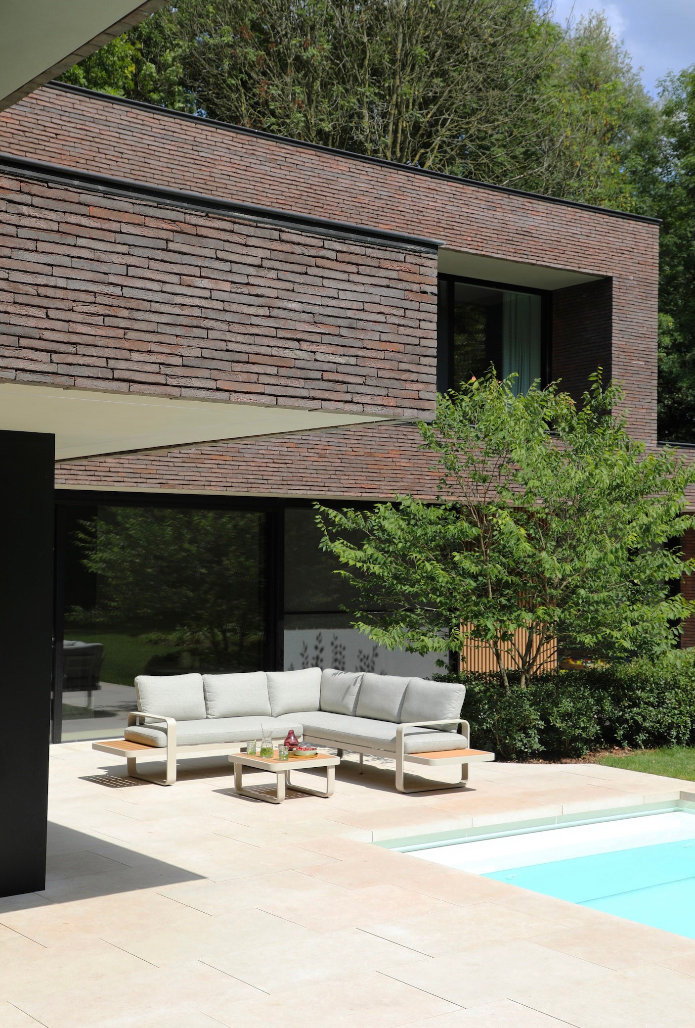 Salon de jardin d'angle modulable en aluminium inoxydable avec structure en teck FSC, coussins déhoussables et déperlants. 