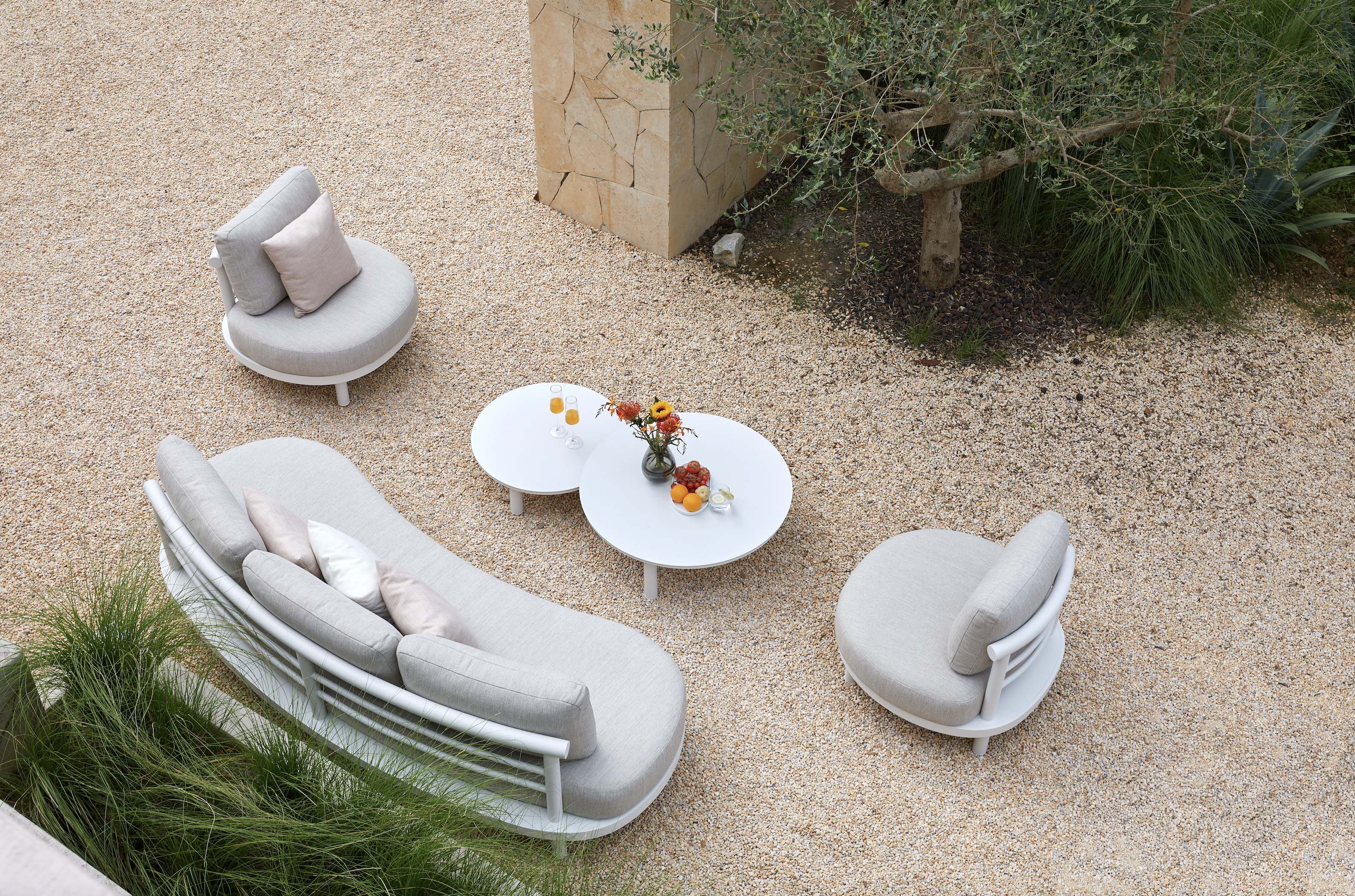 Canapé extérieur courbe en aluminium haut de gamme avec tissu oléfine beige, coussins en mousse Quick Dry Foam, housses.