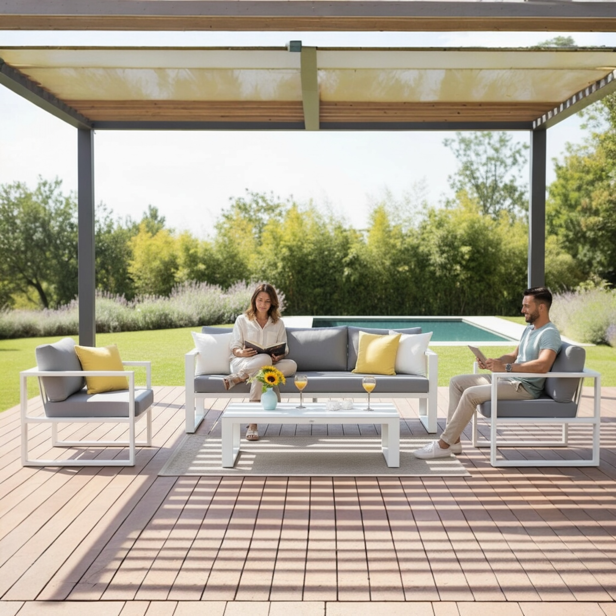 Canapé 3 places modulable en aluminium blanc haut de gamme, coussins gris clair, ambiance jardin extérieur luxe avec table.