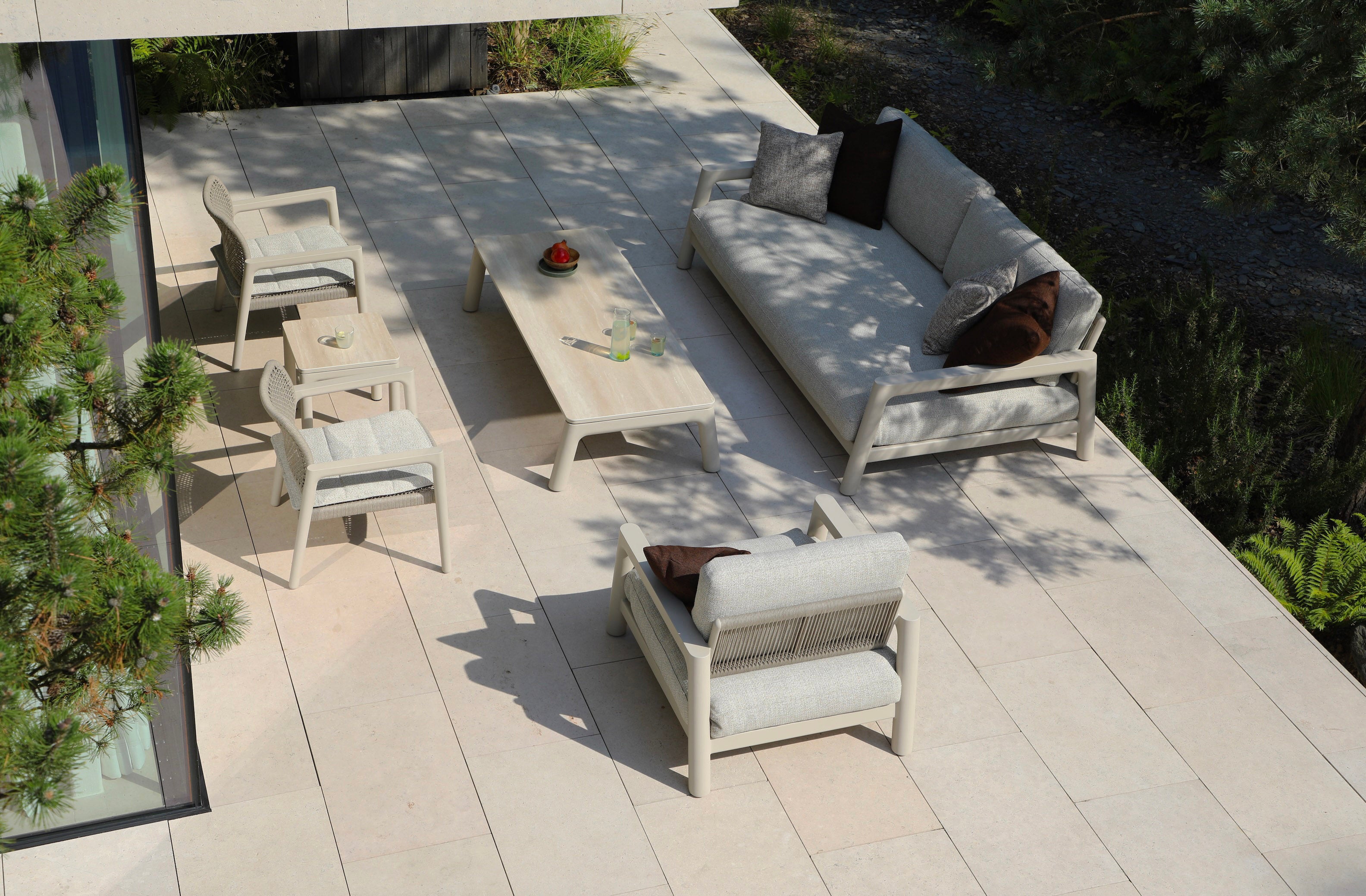 Salon de jardin modulaire en aluminium inoxydable avec coussins déhoussables déperlants, table basse en céramique, design.