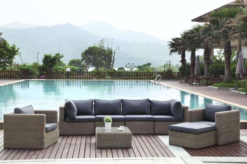 Grand salon de jardin en résine tressée rustique avec coussin déhoussable gris déperlant, design méditerranéen élégant et durable.