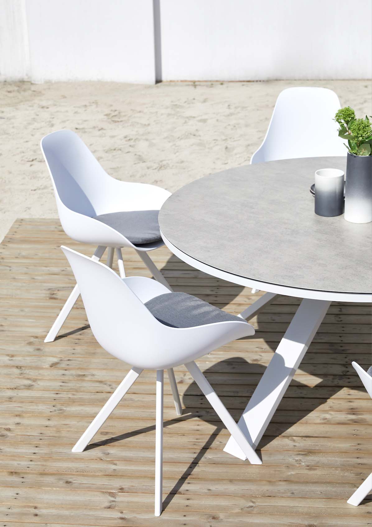 Table ronde avec plateau en verre securit et base en aluminium haut de gamme peint en blanc epoxy, chaises blanches. 