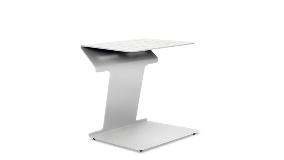 Table d'appoint en aluminium haut de gamme blanc mat avec plateau en teck FSC, design épuré et luxe méditerranéen.