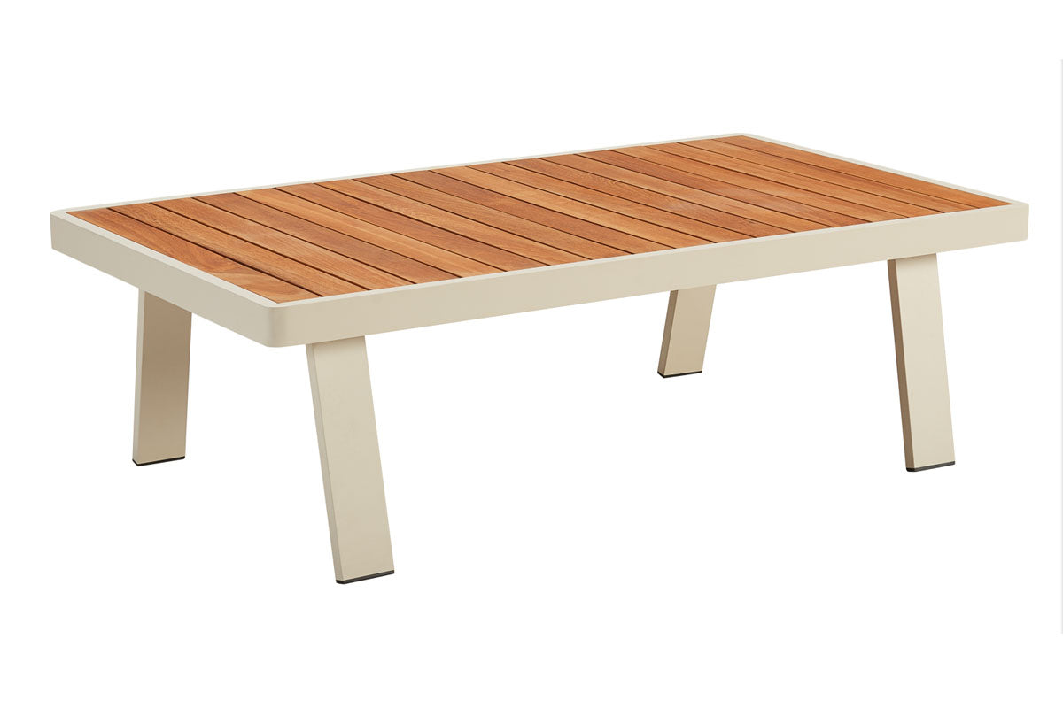 Table basse rectangulaire en aluminium haut de gamme beige avec plateau en teck FSC à lames, design moderne et durable. 