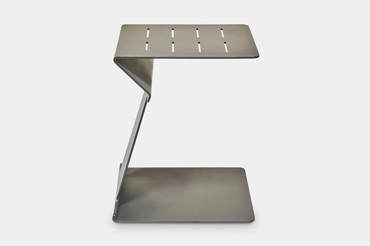 Table d'appoint en aluminium haut de gamme gris mat, design minimaliste et élégant, structure robuste avec plateau supérieur. 