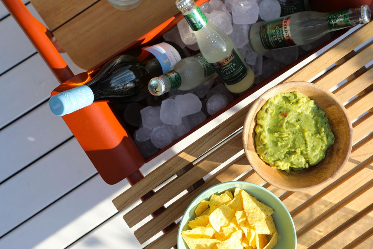 Table basse Sunny en aluminium beige de la collection modulable, design belge, élégance méditerranéenne, matériaux nobles. 