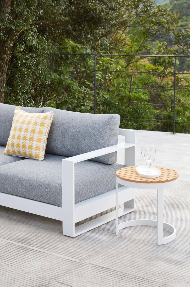 Table d'appoint ronde en aluminium haut de gamme blanc, plateau en teck naturel, design luxe et conception premium. 