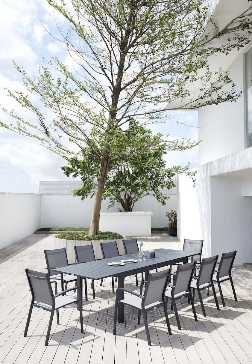 Table extensible en structure aluminium inoxydable avec rallonge intégrée, design élégant et étanchéité parfaite, idéale.