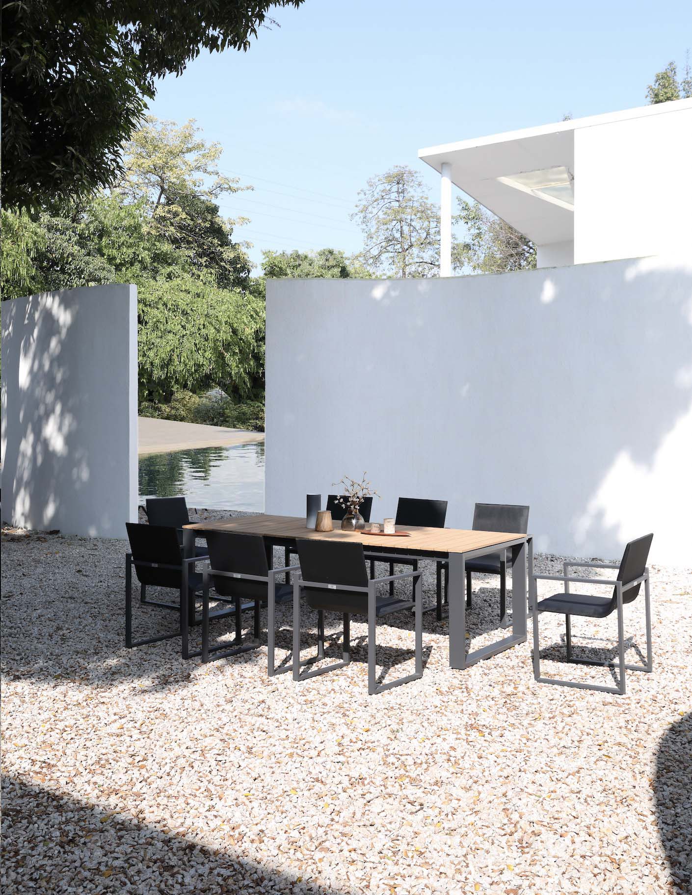 Table de jardin 240 cm en teck FSC et aluminium haut de gamme noir, design méditerranéen élégant, six chaises avec housses.