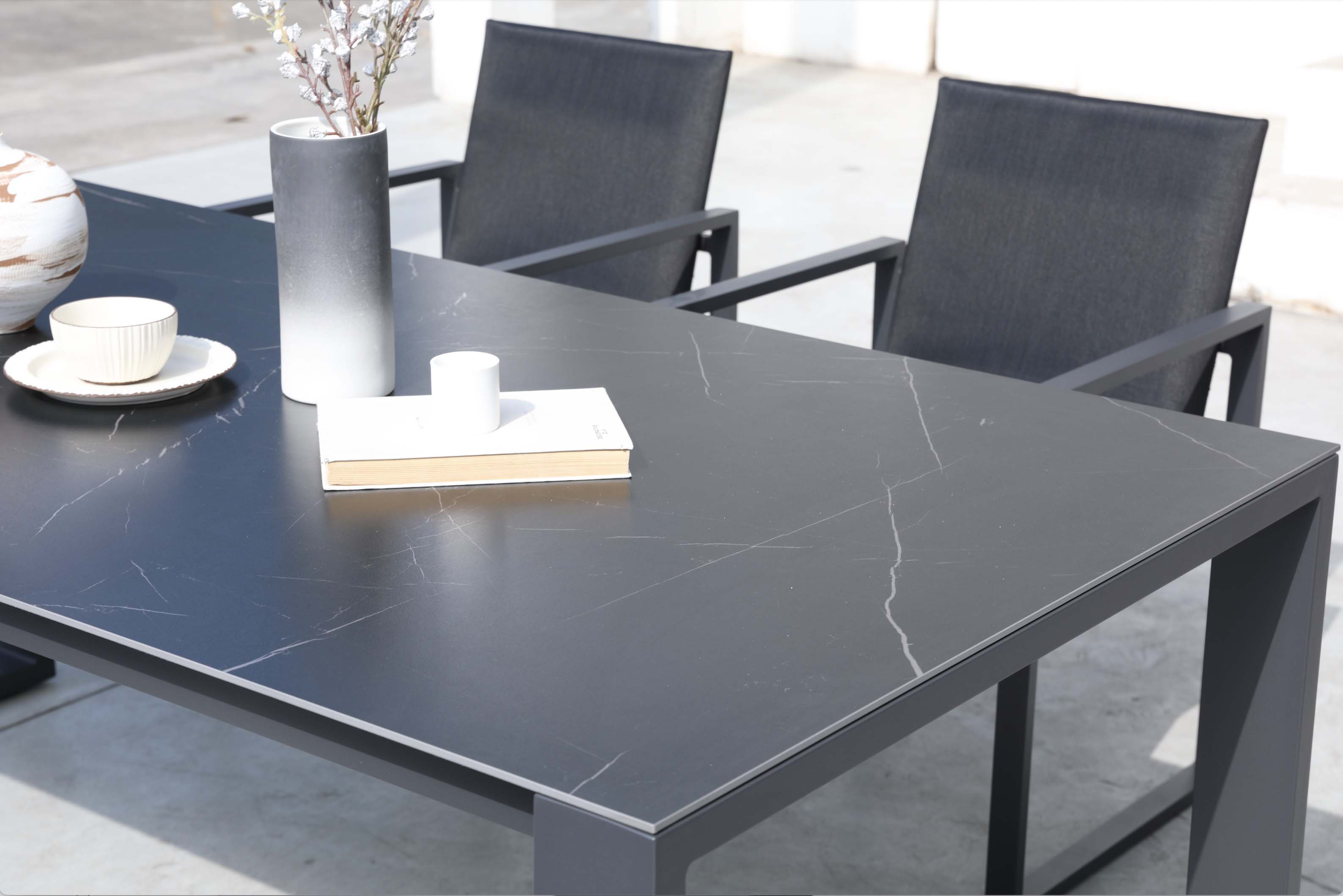 Table de jardin COMO noire en aluminium haut de gamme avec plateau céramique effet marbre, chaise gris foncé avec.