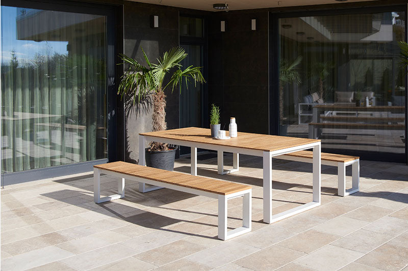 Banc de jardin en aluminium haut de gamme blanc mat avec assise en teck FSC noble, design élégant méditerranéen, housse.