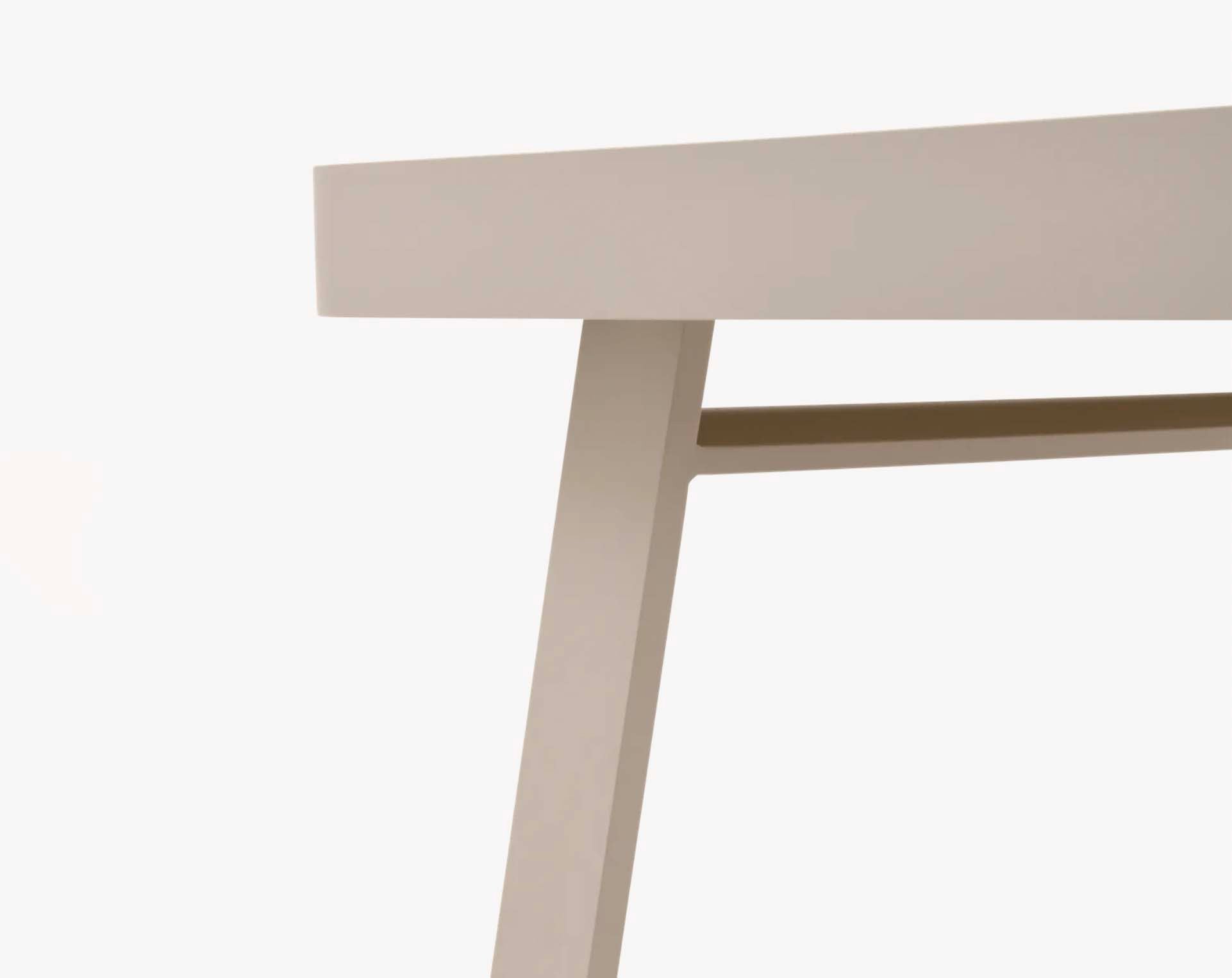 Détail du pied de table en aluminium haut de gamme beige mat, design élégant et durable, coin d’ensemble repas en teck FSC.