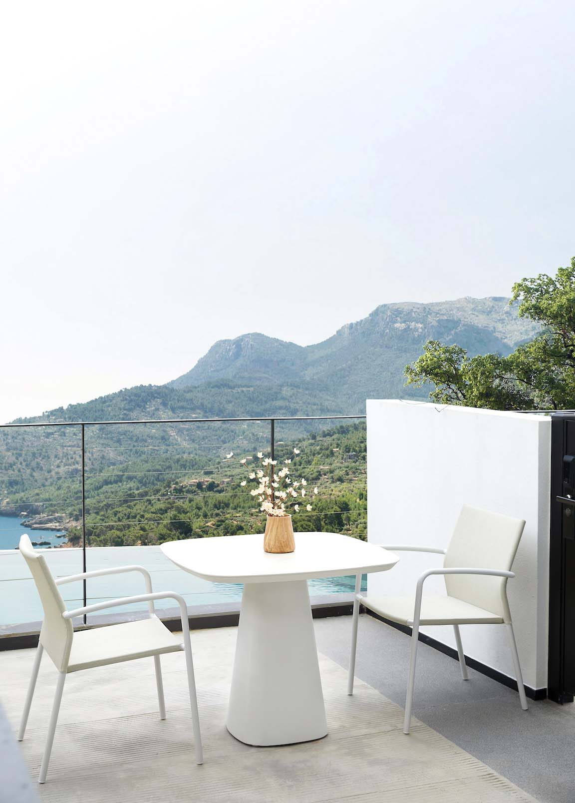 Table carré luxe en aluminium haut de gamme avec plateau en céramique blanc, pied conique, deux chaises en teck FSC. 