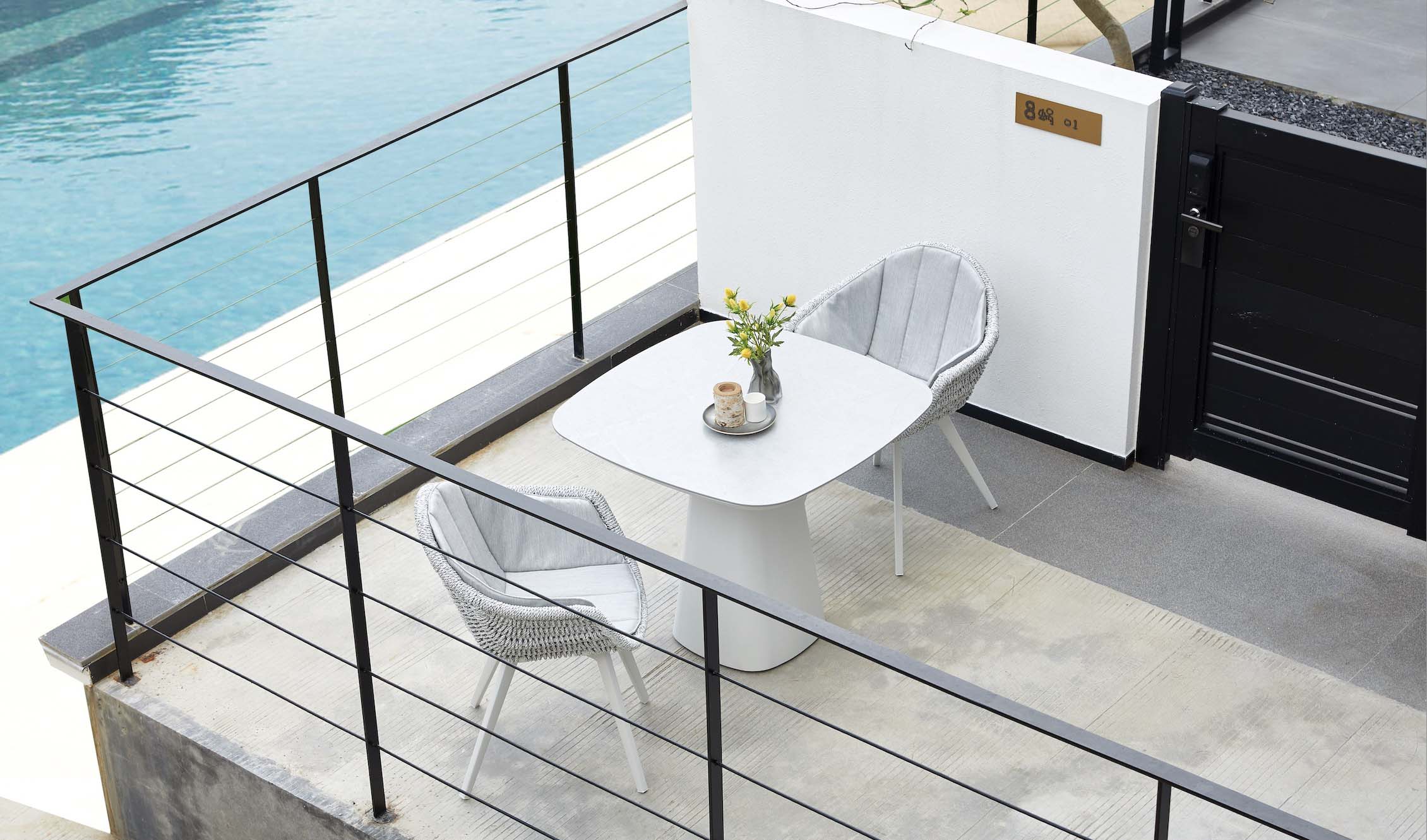 Table carré repas restaurant haut de gamme en aluminium -  avec plateau céramique - MILO