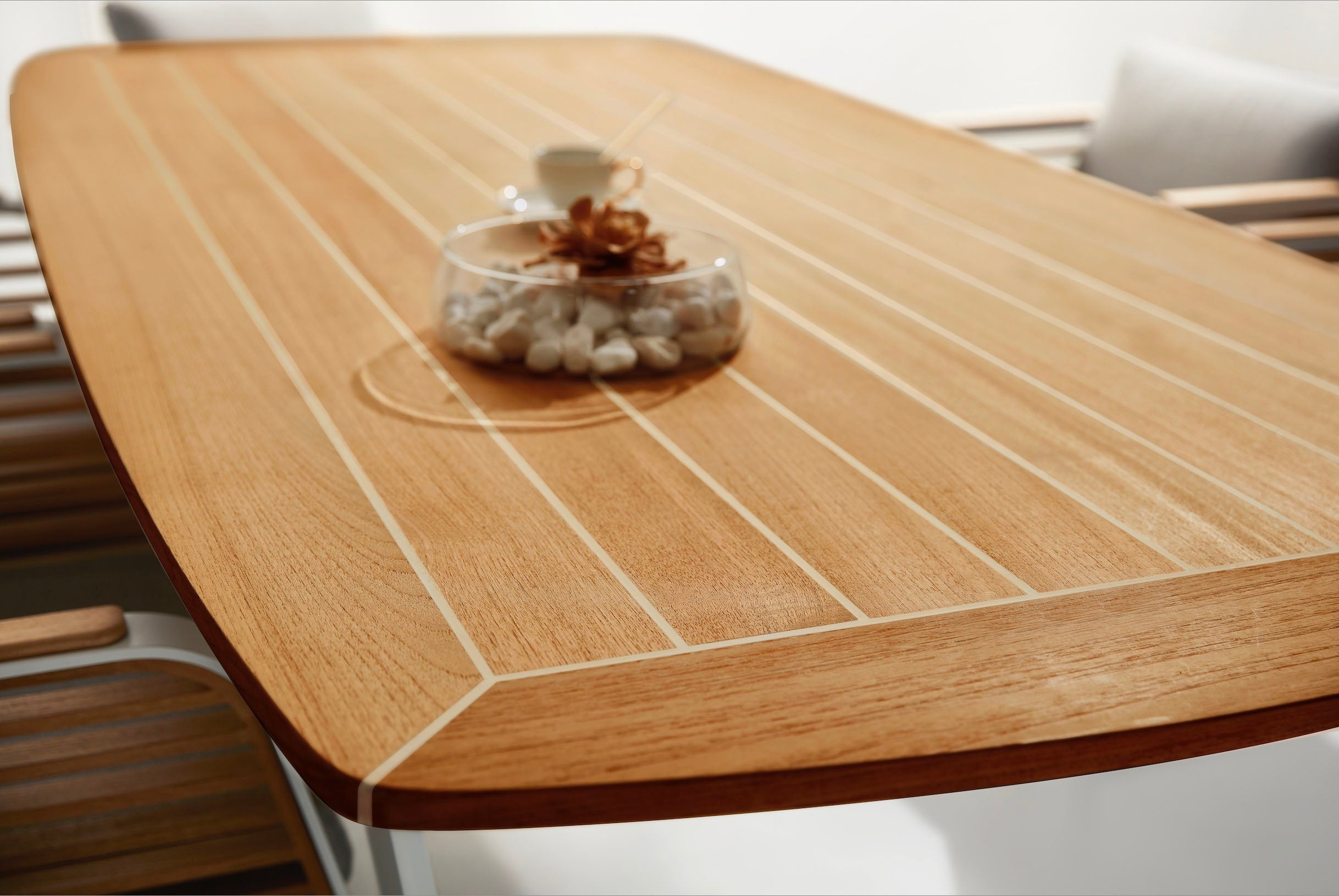 Table de jardin rectangulaire en Teck FSC haut de gamme aux lignes élégantes, design Pininfarina luxueux et léger, finition.