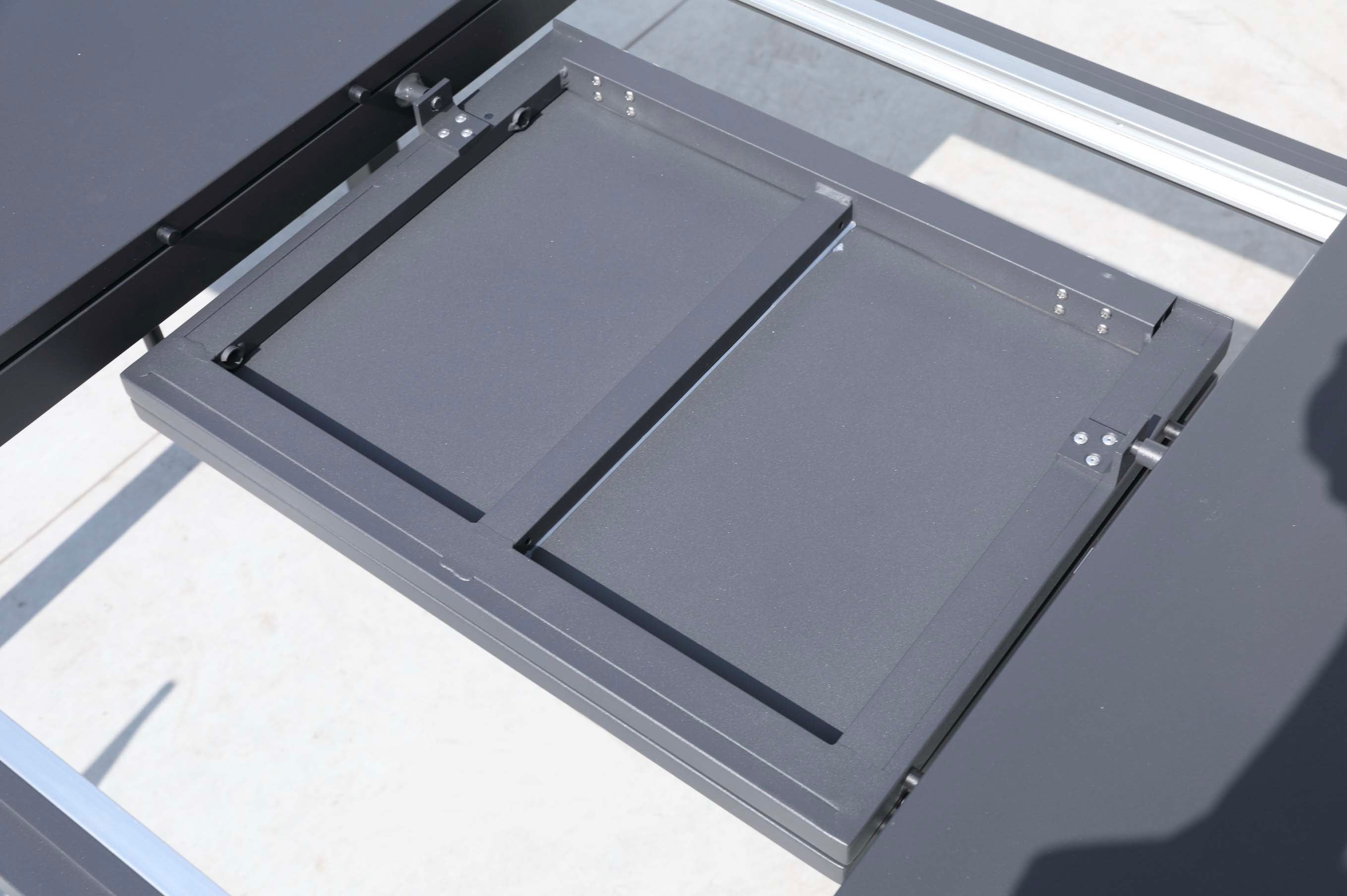 Mécanisme d’extension en aluminium haut de gamme inoxydable noir mat, conçu pour table extensible offrant un gain de place. 