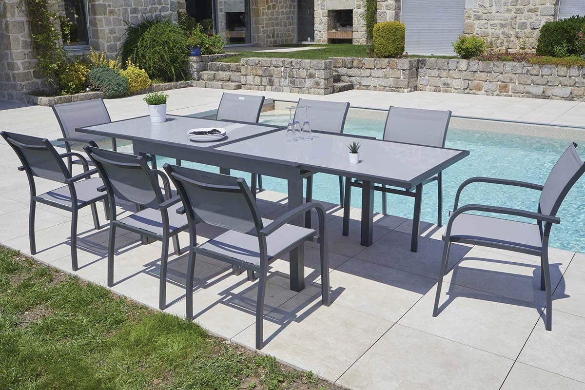 Table extensible en aluminium haut de gamme inoxydable avec plateau fumé, design élégant méditerranéen, parfaite pour petit espace. 
