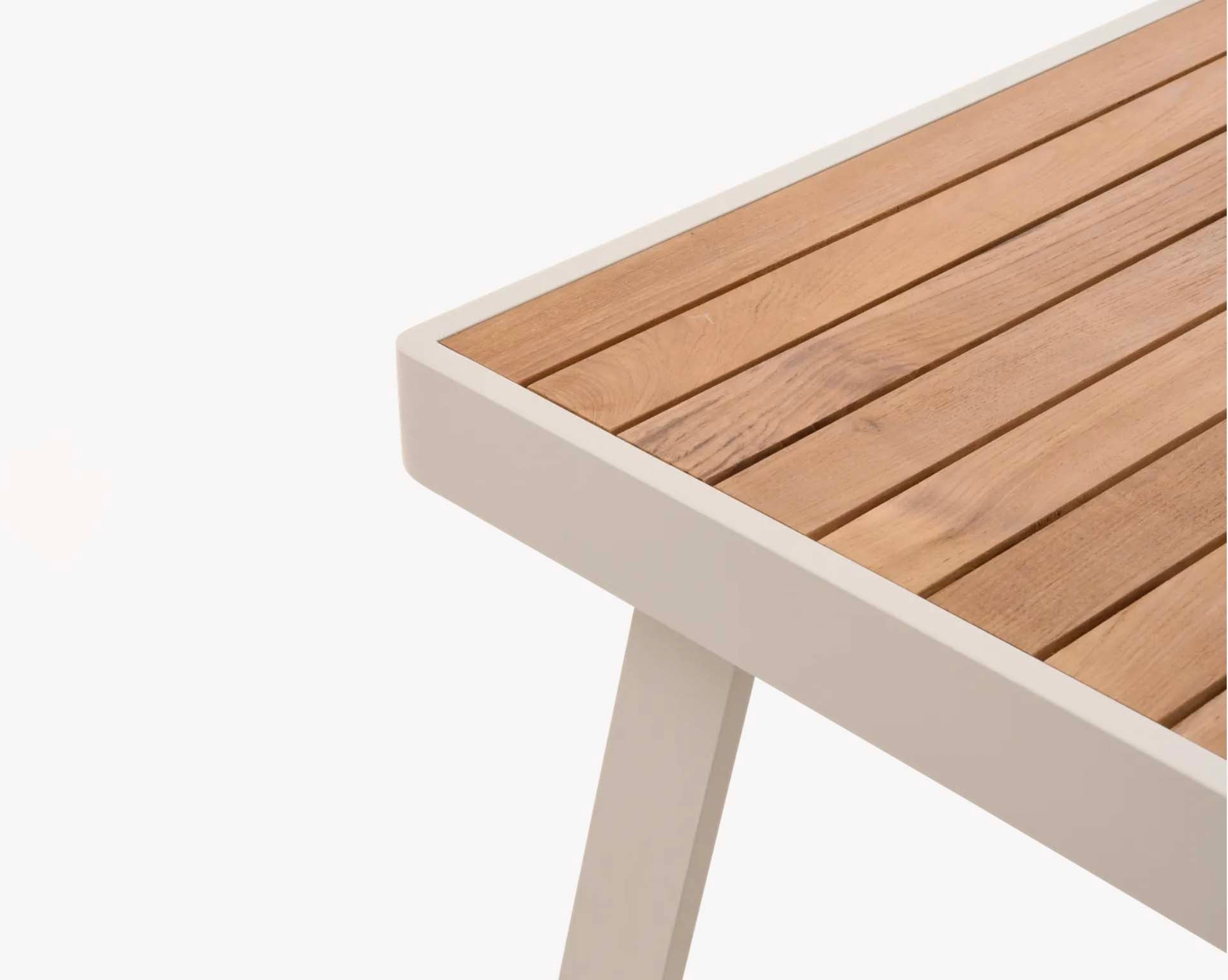 Table d'appoint en aluminium haut de gamme blanc mat avec plateau en lames de teck FSC, style luxe et durable.