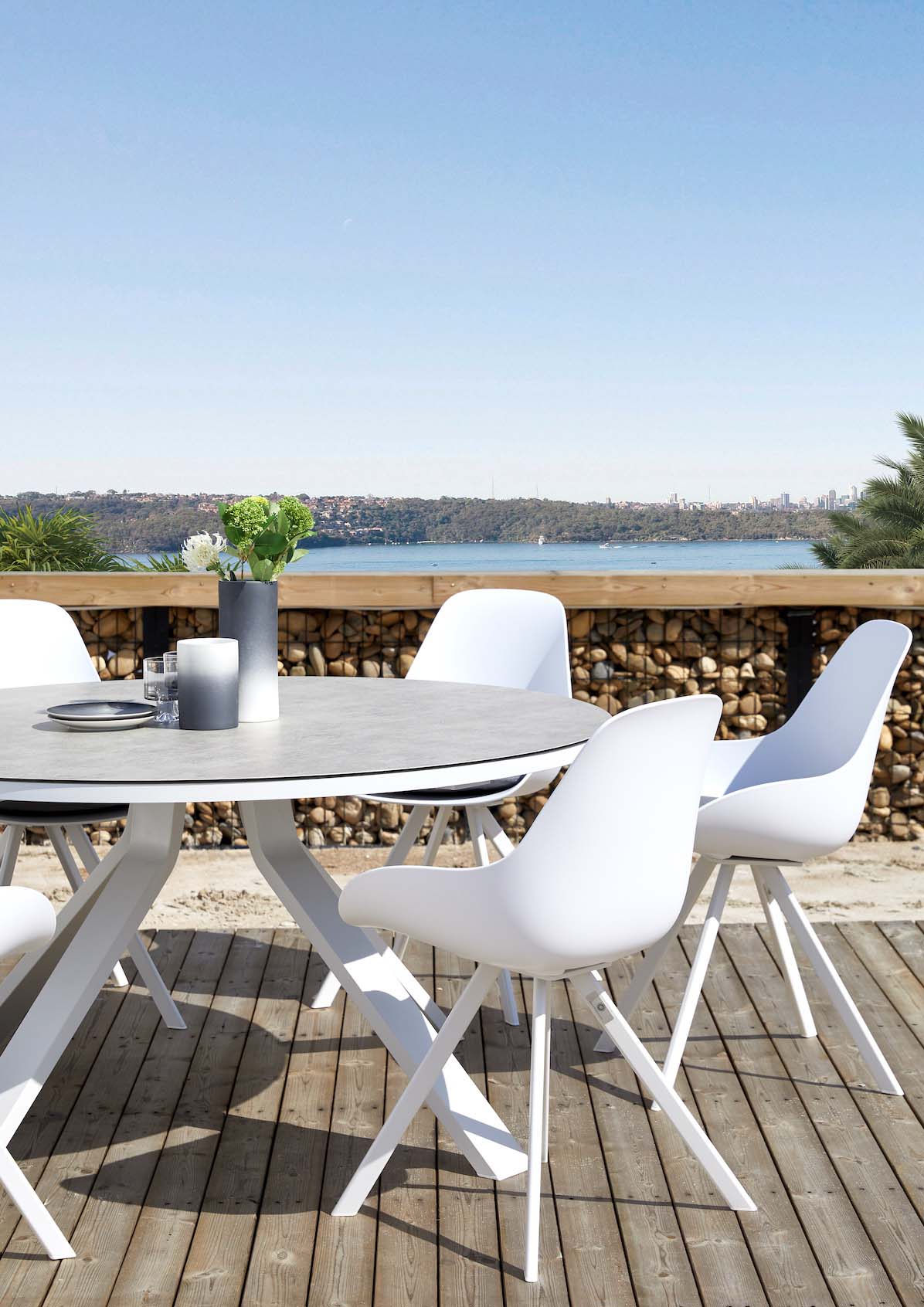 Table ronde en aluminium haut de gamme blanc avec plateau en verre sécurit, design élégant méditerranéen, peinture époxy.