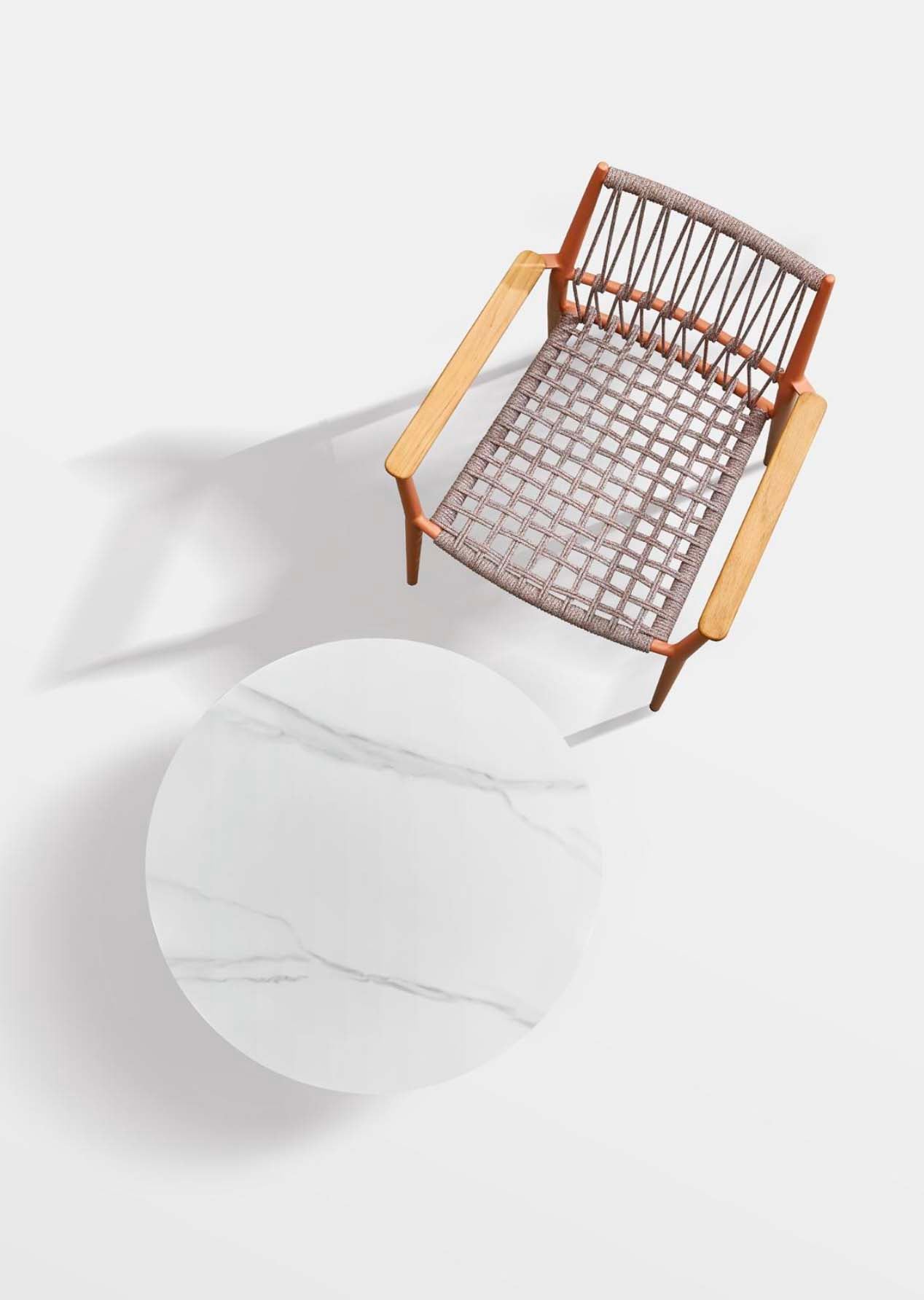 Table bistro ronde en aluminium beige haut de gamme, design élégant méditerranéen idéal pour terrasse et restaurant.