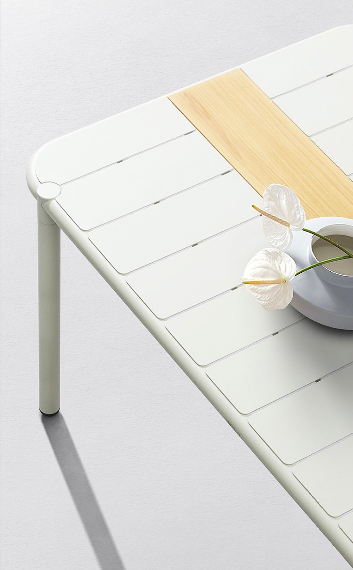 Table bistrot haut de gamme en aluminium thermolaqué beige, design élégant aux lignes épurées, parfaite pour terrasse. 