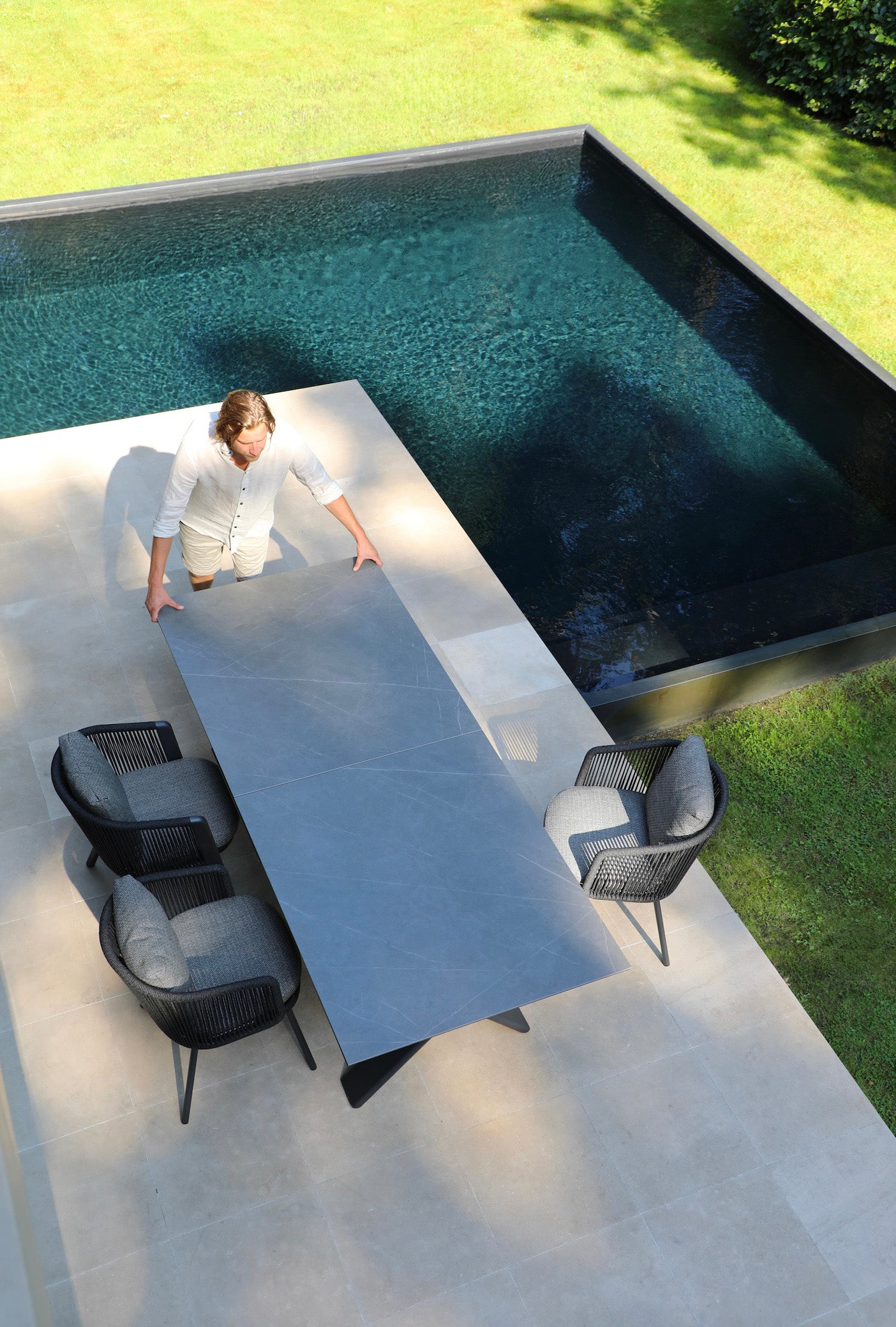 Table extensible en aluminium avec plateau en céramique - LIVIO