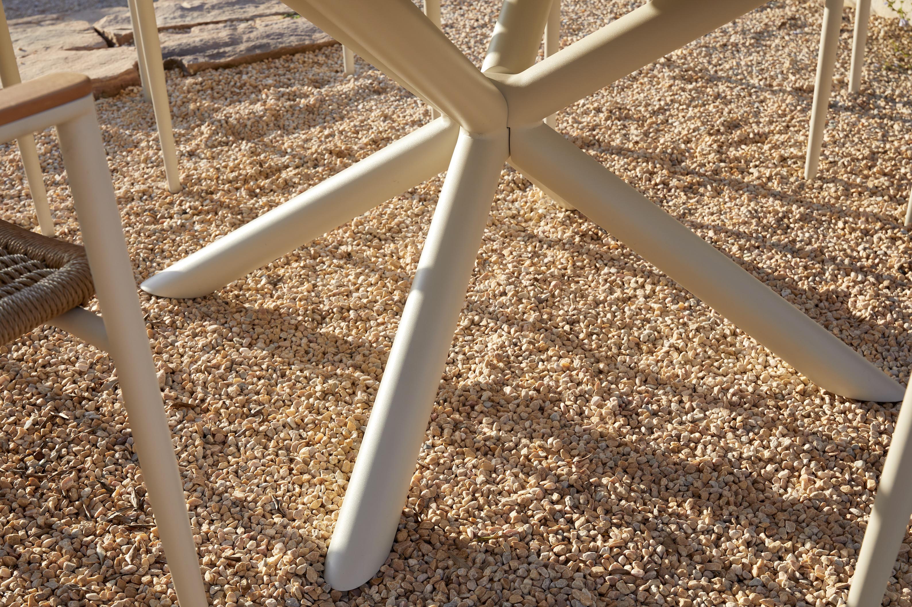 Détail du pied en aluminium de la table ronde ARIEL 