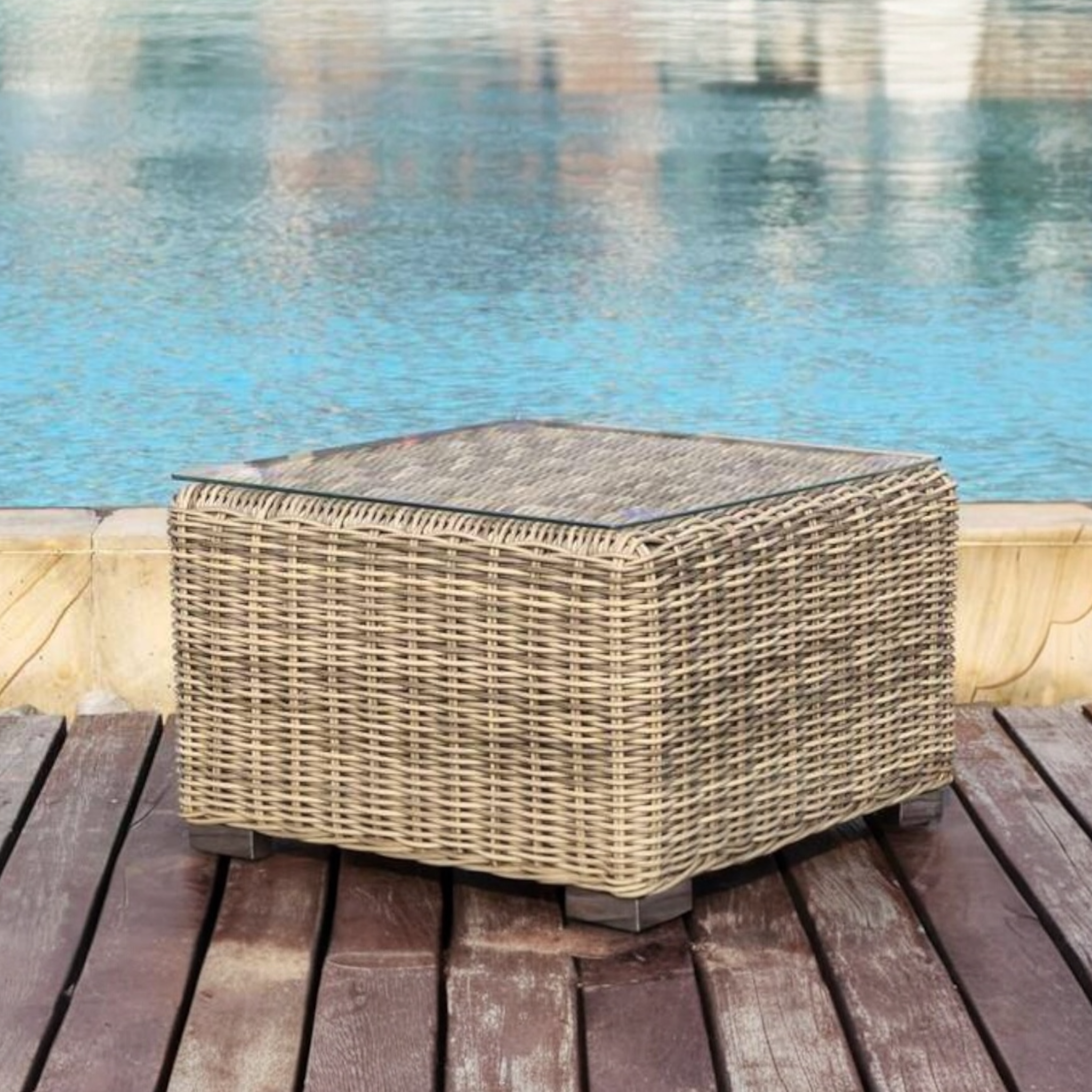 Table à point en résine tressée osier liberty