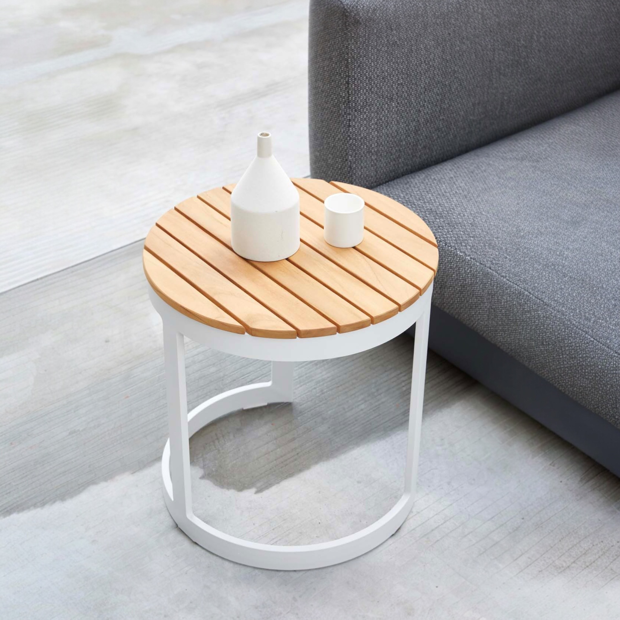 Table d’appoint ronde IRIS en aluminium blanc avec plateau en teck