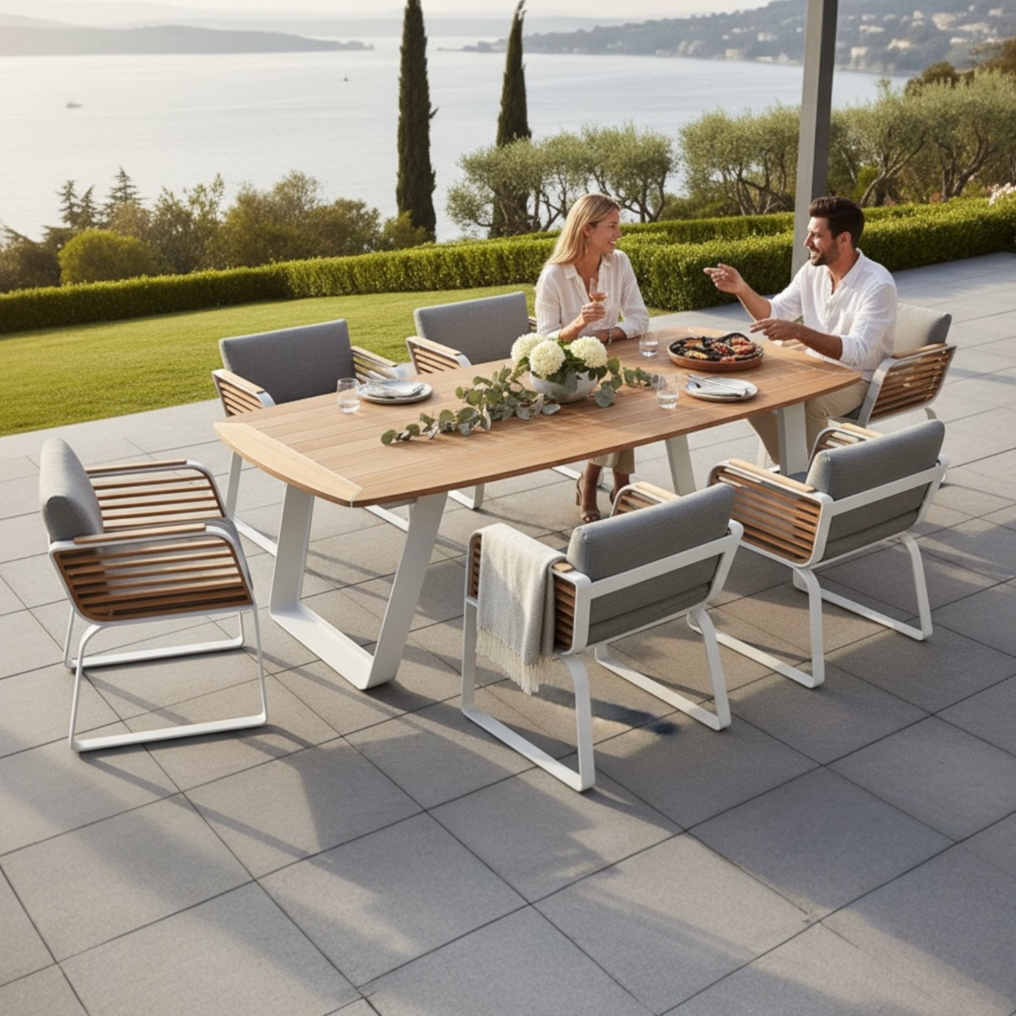 Table de jardin AILY en aluminium blanc et teck avec six fauteuils assortis