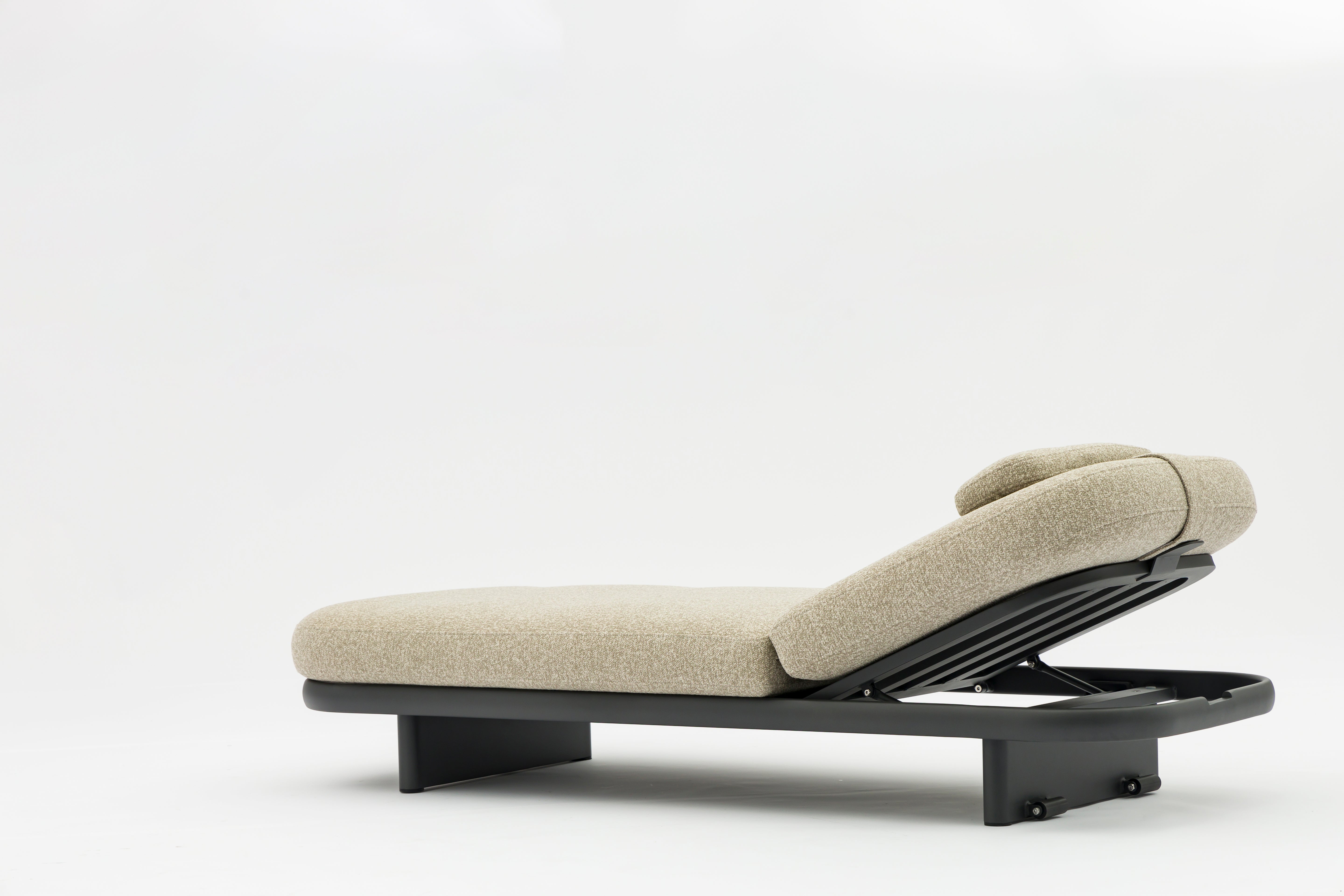 Détail de la structure en aluminium gris anthracite du bain de soleil ROSA