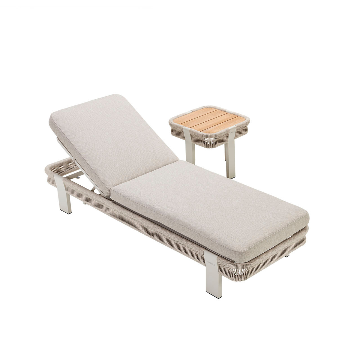 Bain de soleil OLBY en aluminium et corde beige avec coussin écru, accompagné de sa table d’appoint avec plateau en teck.
