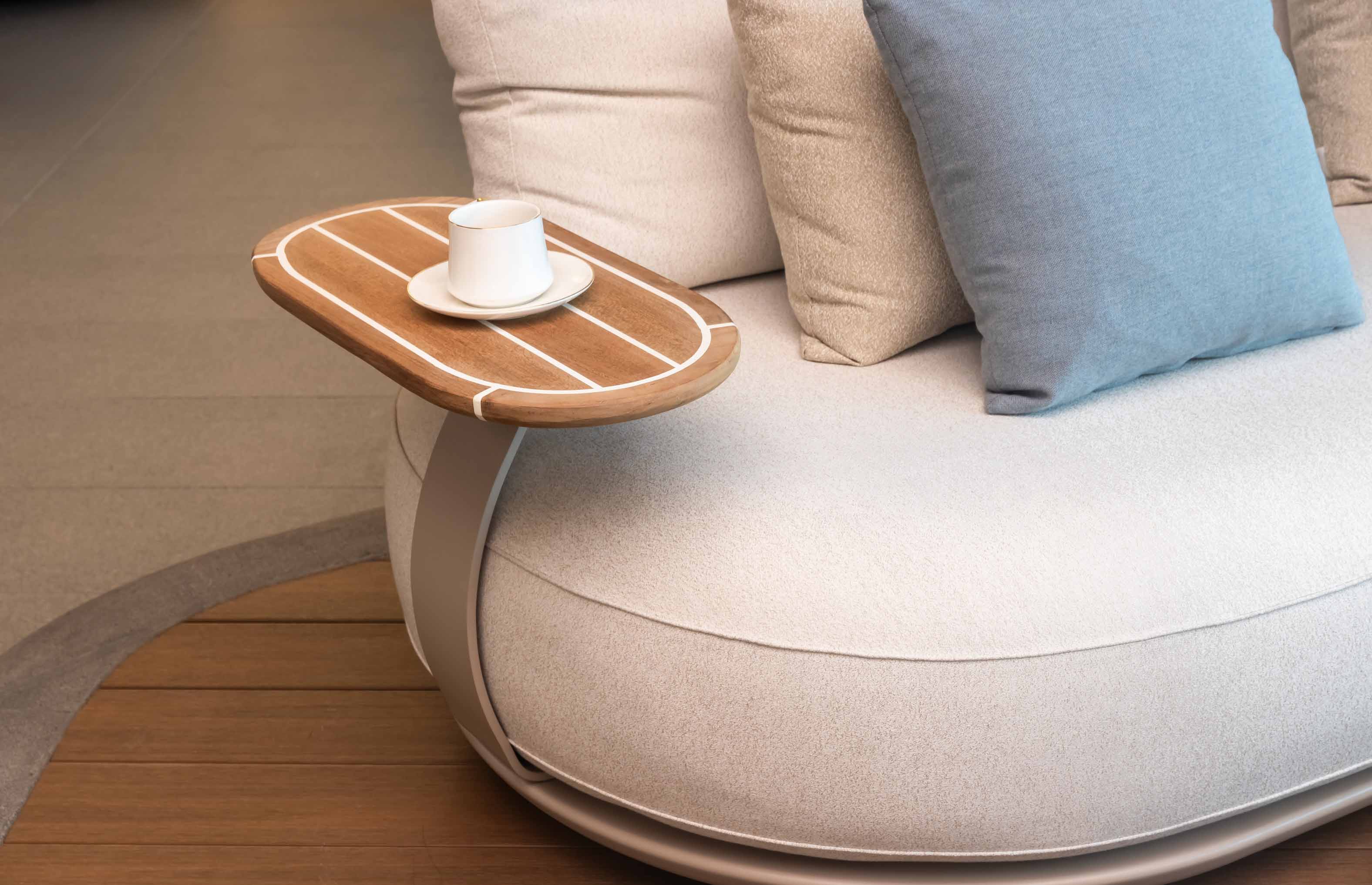 Accessoire tablette ELYO en teck amovible design italien, s'adapte sur l'accoudoir du salon modulable
