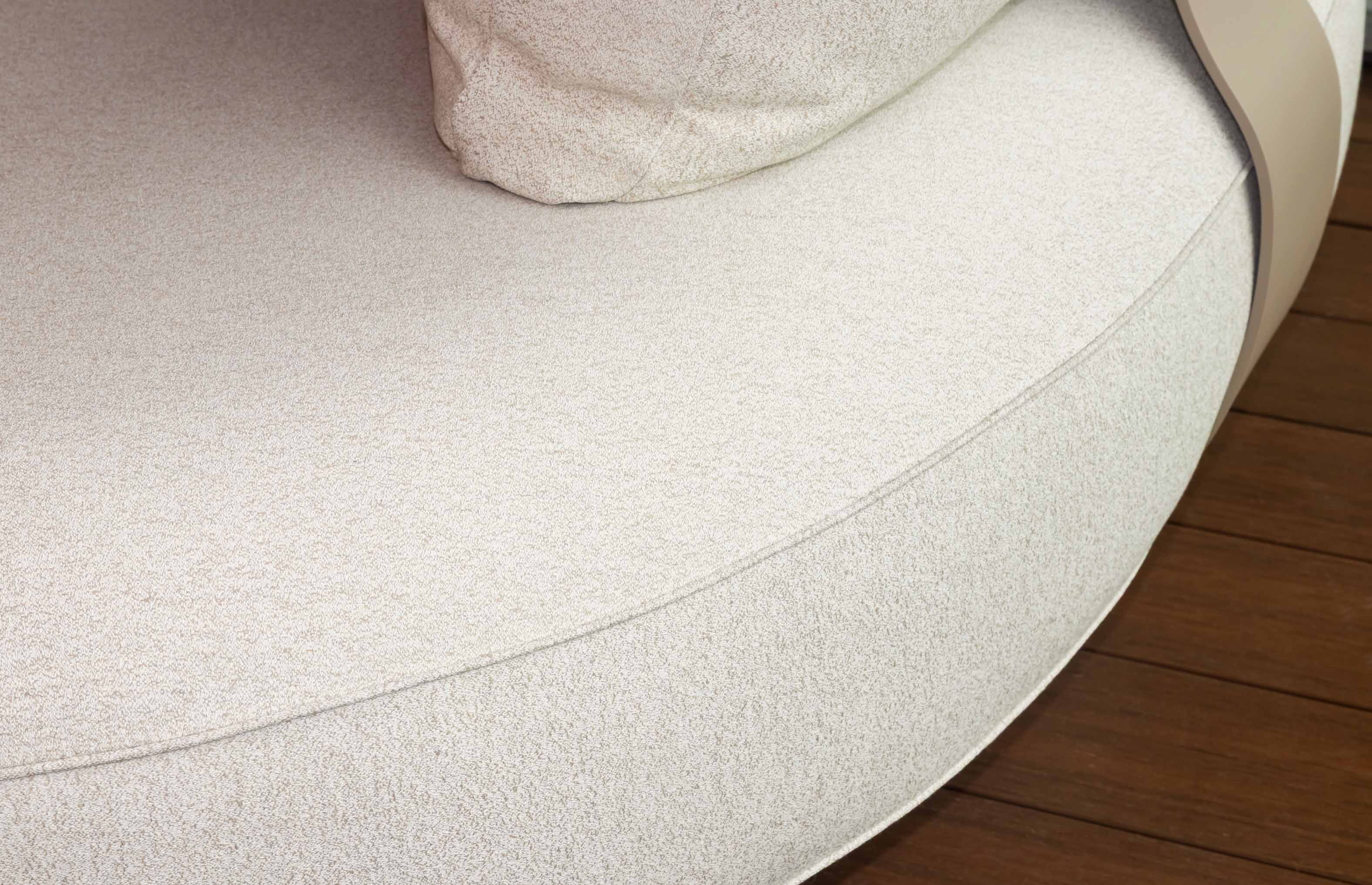 Détail coussin ELYO en tissu acrylique à séchage rapide avec rembourrage haute densité et finition beige
