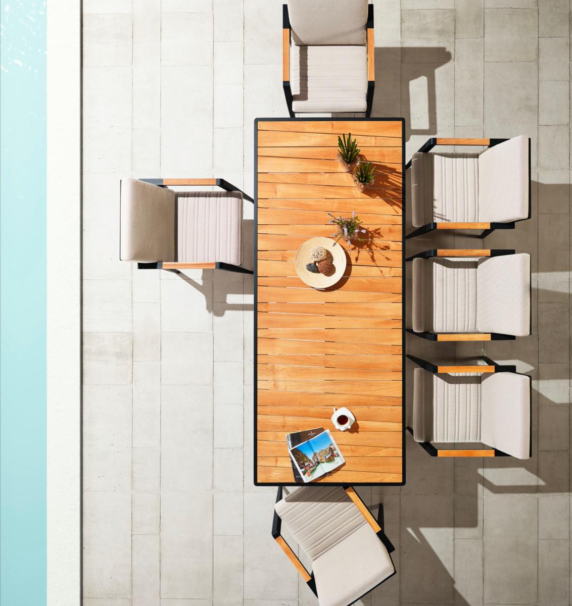 Ensemble repas 8 places avec table en teck FSC au design méditerranéen et aluminium haut de gamme noir, chaises à coussins.