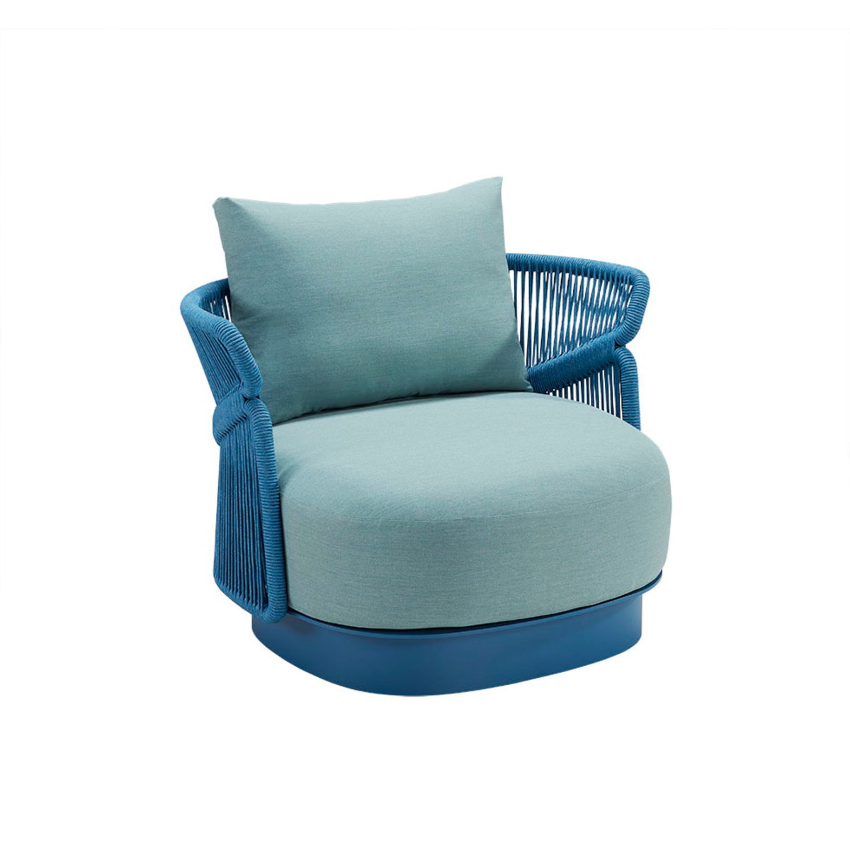 Fauteuil lounge extérieur LASKA au dossier enveloppant en corde bleue, sur une base en aluminium, avec une assise épaisse et un coussin de dossier bleu clair.